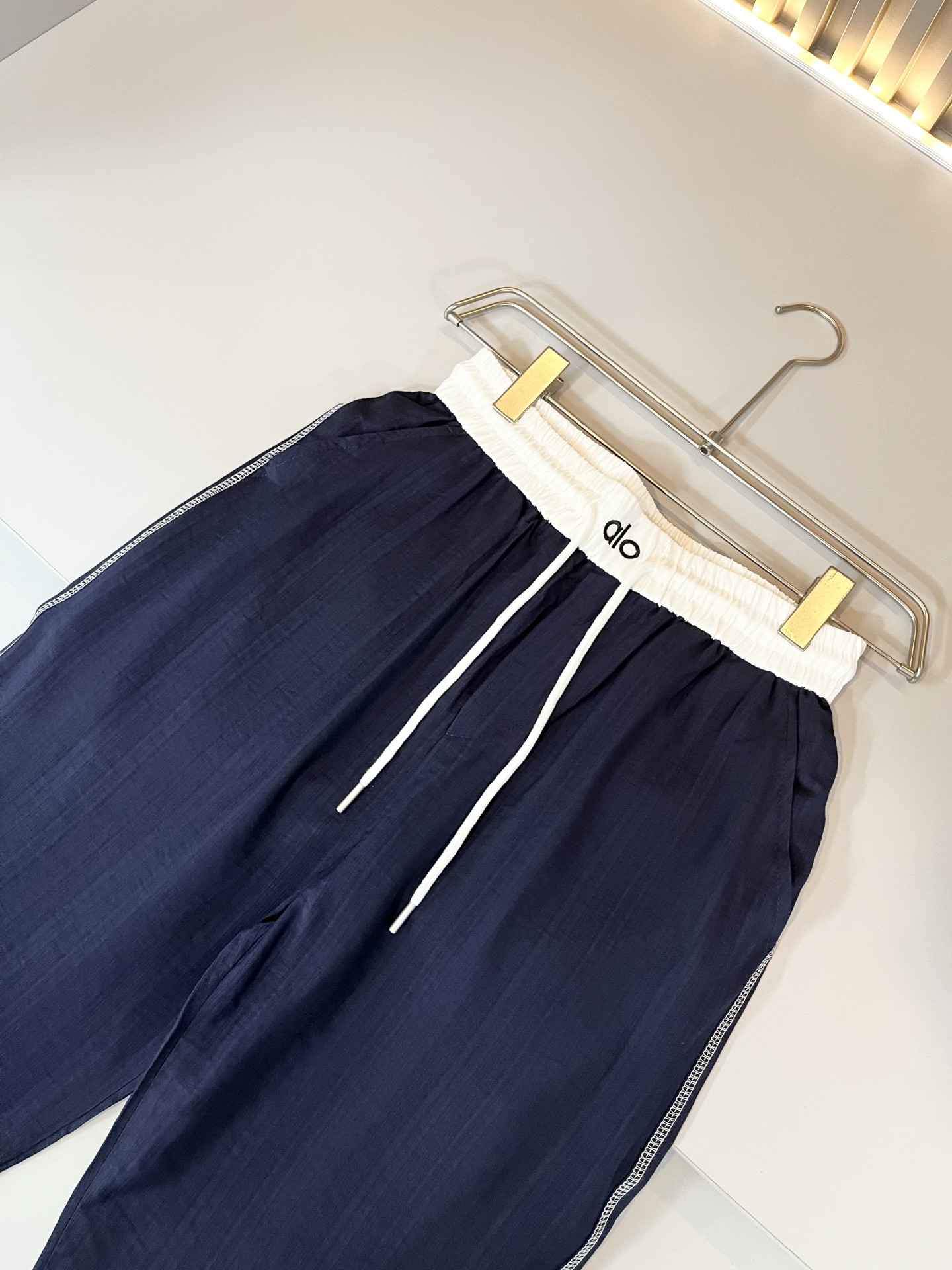   Alo 2025春夏新款男士休闲裤，高端品质之选……一款休闲裤兼备的百搭裤装，也是男士衣橱里不可缺少