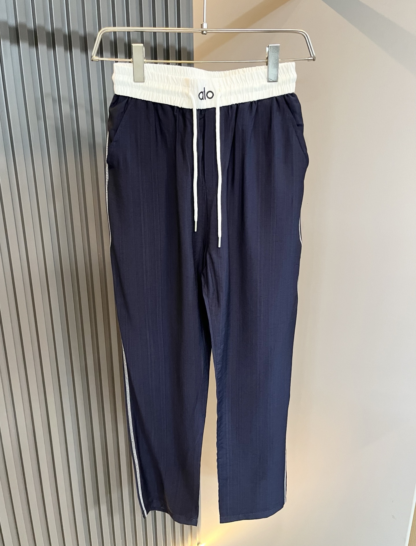   Alo 2025春夏新款男士休闲裤，高端品质之选……一款休闲裤兼备的百搭裤装，也是男士衣橱里不可缺少