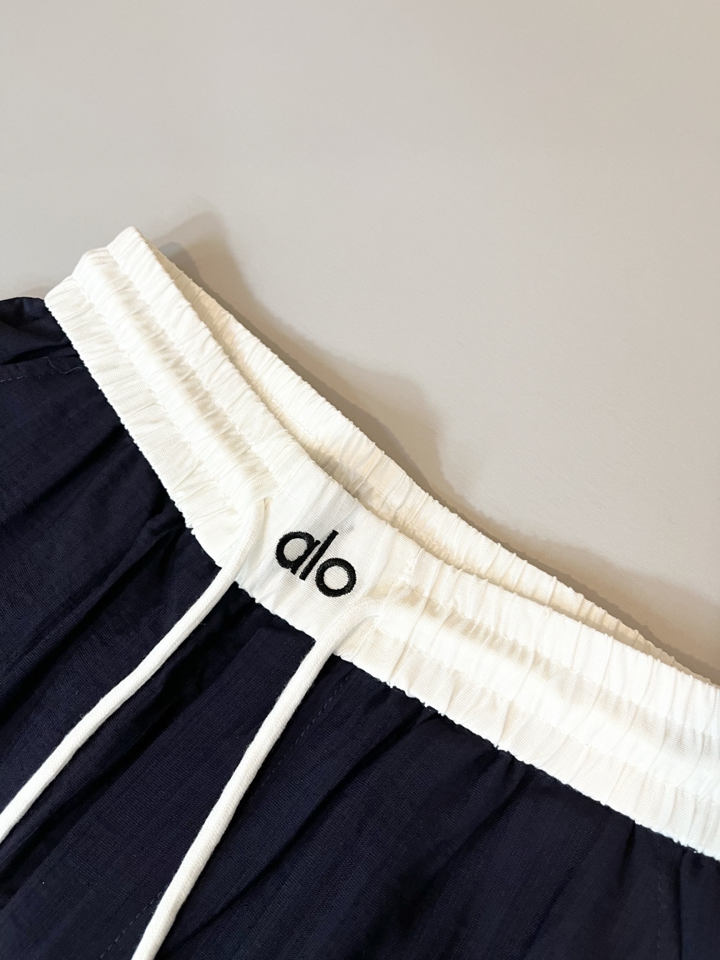   Alo 2025春夏新款男士休闲裤，高端品质之选……一款休闲裤兼备的百搭裤装，也是男士衣橱里不可缺少