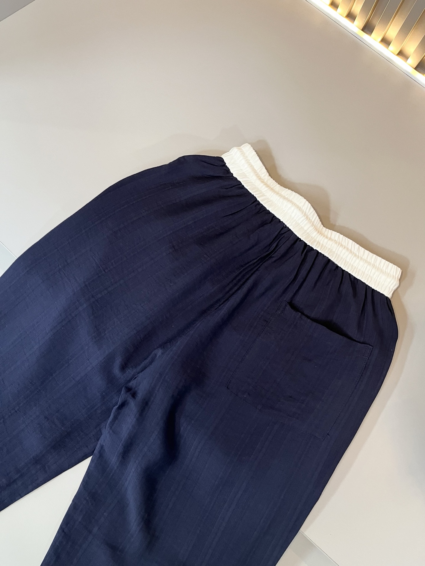   Alo 2025春夏新款男士休闲裤，高端品质之选……一款休闲裤兼备的百搭裤装，也是男士衣橱里不可缺少