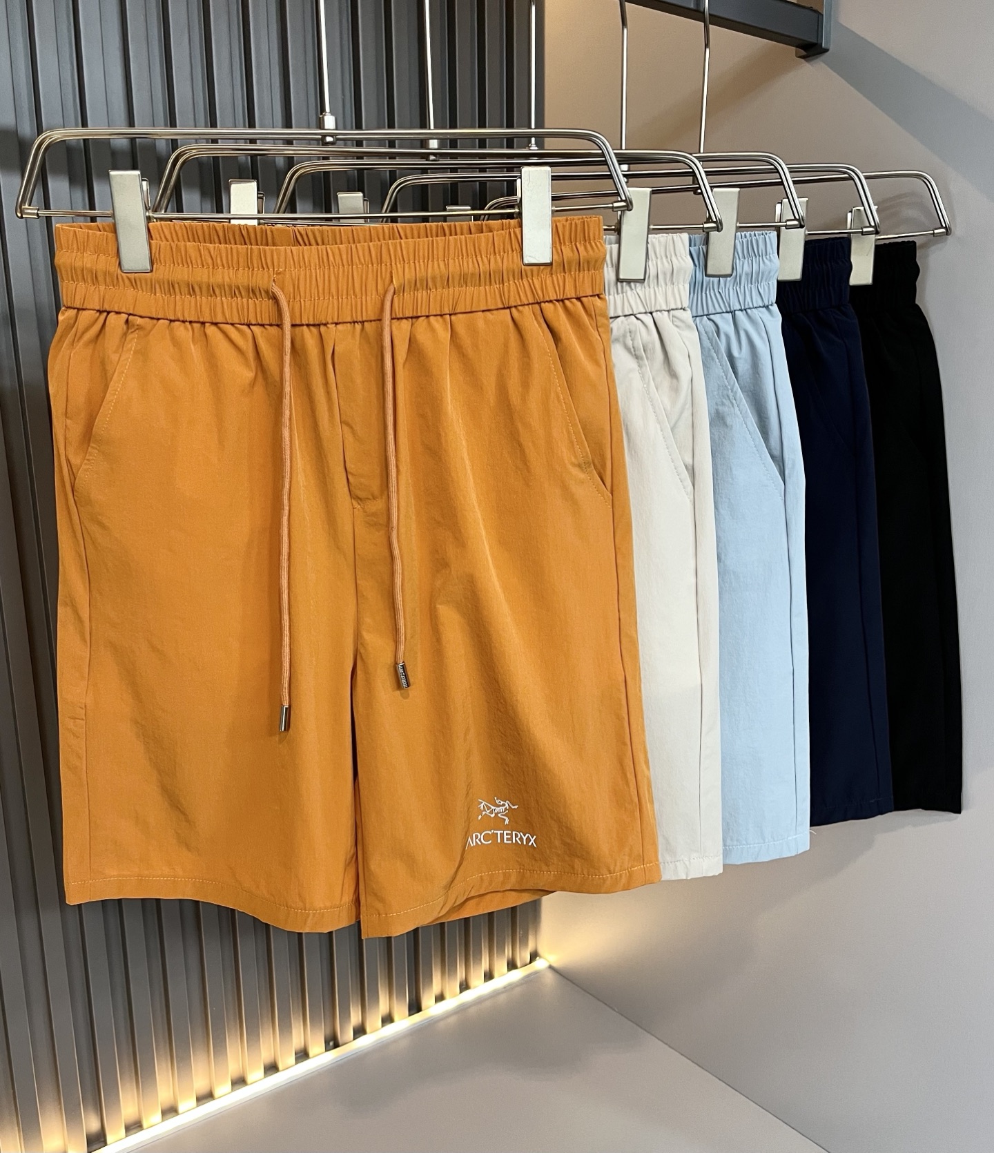 NO:511346,ARCTER*X Original Archaeological Bird 2025 spring and summer new casual sports style casual shorts, outdoor brands may first think of Canadian goose and Archaeological Bird. It gives people a feeling of trying out the label!  In addition to having great attainments in style design, the most obvious or best-known one should be to have deeper and unique insights and attainments in fabrics. Through continuous structural research and problem-solving, the trouser leg printing logo pattern design!  With unique research on fabrics, these alone are enough to support it to become the first new logo brand image in the clothing manufacturing industry. This model uses a fine blended fabric, which feels smooth and soft, and has both natural beauty and comfort. The large body style is cut cleanly and clean, and the fabric shows a different hazy structural beauty. It is made of exclusive mold customization. The fabric and its technology tests workers, can be smooth and smooth without wrinkles. The trouser legs are simple printed logo pattern design!  It really tests the handmade work of every master!  Make the overall clean and neat, without leaving a trace of thread. Nowadays, men who pursue life are more refined in life, size M-3XL, arc'teryx, shorts, alexander wang19860909ARCTER*X始*祖鸟 2025春夏新款休闲运动风格休闲短裤裤,户外品牌可能大家第一想到的就是加拿大鹅、始祖鸟.给人一种标签试的感觉！除了在款式设计上颇有造诣之外,最明显或者说最为拿手的,应该就是在面料上的拥有更深独特见解跟造诣了.通过不断地结构研究和问题处理,裤腿印花logo图案设计！在以面料独特研究为特征,仅凭这些就已经足以支撑其成为服装制造行业中,首屈可数的新标志品牌形象.此款采用精工混纺面料,手感细滑柔软,同时兼具自然美感跟舒适度.大身上版型裁剪简洁干净,面料上显现出了不一样朦胧的结构性美感来.独家开模定制而成,面料及其考验工人的技术,能做到平整服帖又不起皱,裤腿简单印花logo图案设计！真的是很考验每位师傅的手工制作！使得整体干净利索,不留一丝线头.现在对于生活有所追求的男性也在生活中更为精致,尺码M-3XL,arc'teryx,shorts,alexander wang,Men's clothing