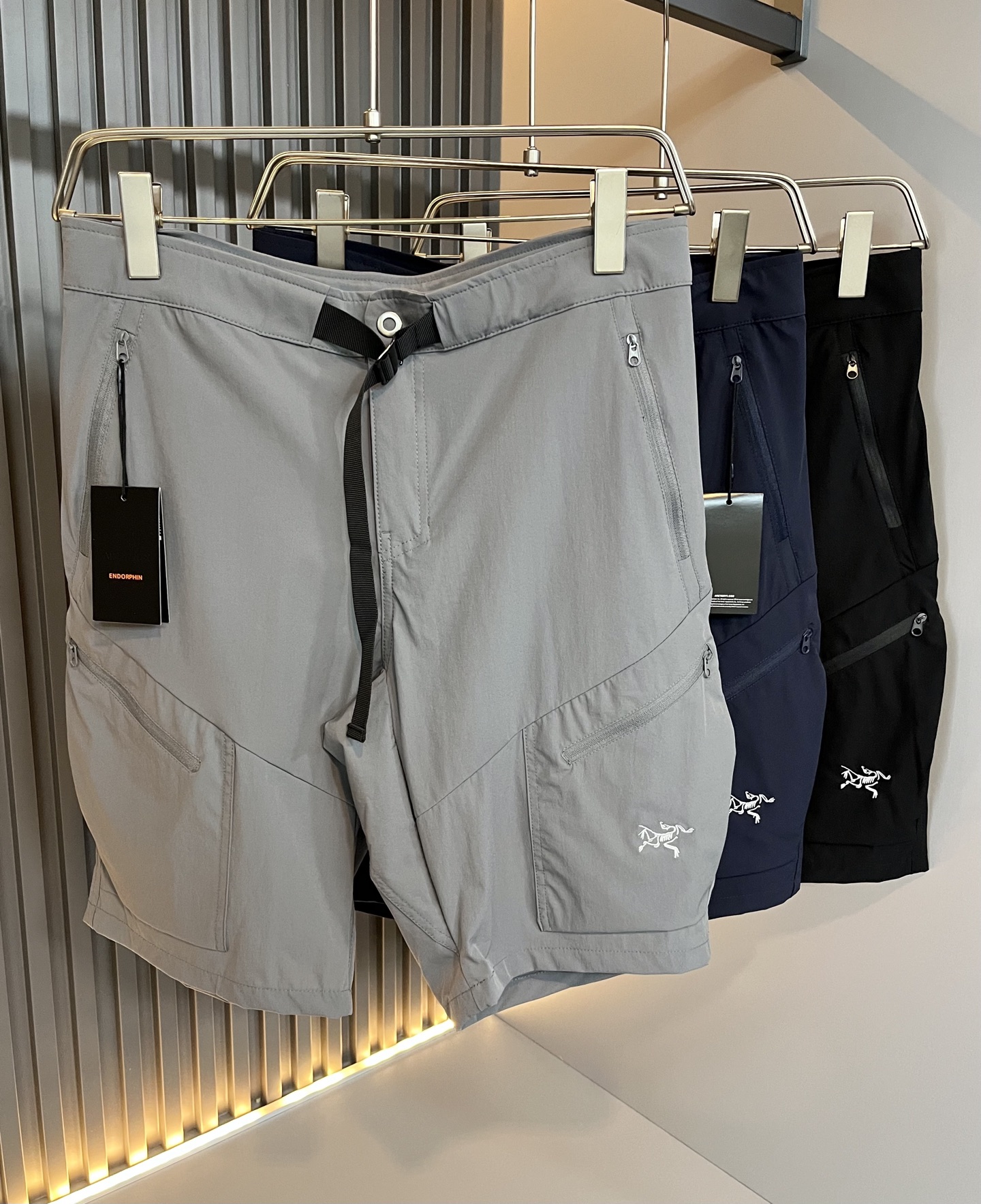 NO:508642,ARCTER*X Original Archaeological Bird 2025 spring and summer new casual sports style casual shorts, outdoor brands may first think of Canadian goose and Archaeological Bird. It gives people a feeling of trying out the label!  In addition to having great attainments in style design, the most obvious or best-known one should be to have deeper and unique insights and attainments in fabrics. Through continuous structural research and problem-solving, the trouser leg embroidery logo pattern design!  With the unique research on fabrics, these alone are enough to support it to become the first new logo brand image in the clothing manufacturing industry. This model uses a fine blended fabric, which feels smooth and soft, and has both natural beauty and comfort. The large body style is cut cleanly and clean, and the fabric shows a different hazy structural beauty. It is made of exclusive mold customization. The fabric and its technology tests workers, can be smooth and smooth without wrinkles. The trouser legs are simple embroidered logo pattern design!  It really tests the handmade work of every master!  Make the overall clean and neat, without leaving a trace of thread. Nowadays, men who pursue life are more refined in life, size S-3XL, arc'teryx, shorts, alexander wang19860909ARCTER*X始*祖鸟 2025春夏新款休闲运动风格休闲短裤裤,户外品牌可能大家第一想到的就是加拿大鹅、始祖鸟.给人一种标签试的感觉！除了在款式设计上颇有造诣之外,最明显或者说最为拿手的,应该就是在面料上的拥有更深独特见解跟造诣了.通过不断地结构研究和问题处理,裤腿刺绣logo图案设计！在以面料独特研究为特征,仅凭这些就已经足以支撑其成为服装制造行业中,首屈可数的新标志品牌形象.此款采用精工混纺面料,手感细滑柔软,同时兼具自然美感跟舒适度.大身上版型裁剪简洁干净,面料上显现出了不一样朦胧的结构性美感来.独家开模定制而成,面料及其考验工人的技术,能做到平整服帖又不起皱,裤腿简单刺绣logo图案设计！真的是很考验每位师傅的手工制作！使得整体干净利索,不留一丝线头.现在对于生活有所追求的男性也在生活中更为精致,尺码S-3XL,arc'teryx,shorts,alexander wang,Men's clothing