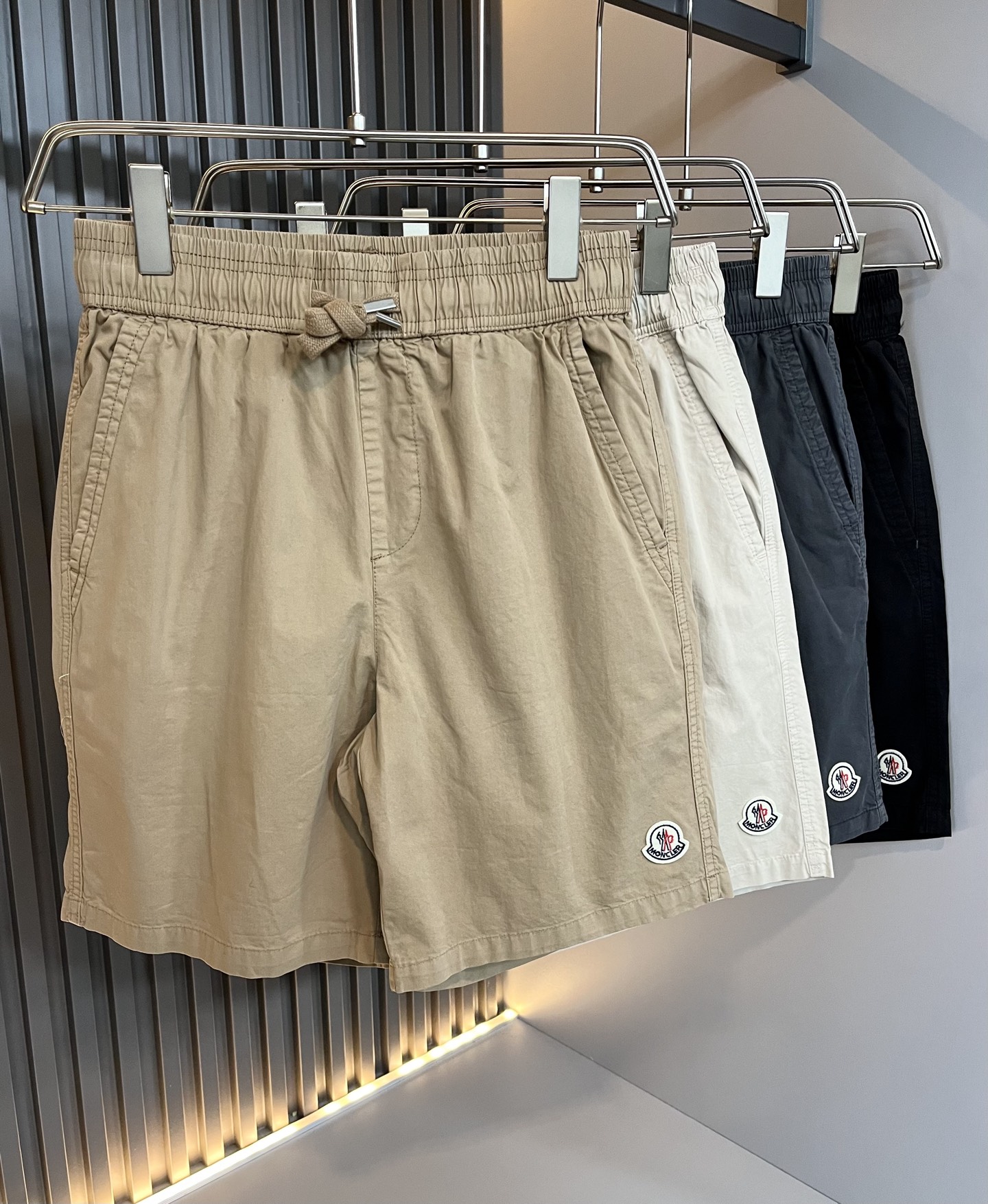 NO:508638,Moncler Mengjia 2025 Spring and Summer Men and Women Couple Style Latest Trade Order Casual Shorts!  Full quality!  !  Internet celebrity style!  The trouser legs are embroidered with logo!  The upper body is comfortable and breathable, not stiff, and the overall body has a rich three-dimensional feeling. Quality export orders, customized exclusive polyester fiber fabric tailoring to meet the simple needs of commuters for dressing. The upper body is very effective, it looks slim and does not picky about the figure. The fabric workmanship... Improper, customized original hardware auxiliary material design!  Only with good craftsmanship and good fabrics can you wear a good taste, a must-have item for everyone!  Size S-2XL, shorts, alexander wang19860909Moncler蒙家 2025春夏男女同款情侣款最新的贸易订单休闲短裤！全品相！！网红款！裤腿采用logo刺绣设计！上身舒适透气,不僵硬,整体有着丰富的立体感,品质出口订单,定制专属聚酯纤维面料剪裁,满足通勤人们对于着装的简约需求,上身效果很好,显瘦,不挑剔身材.面料做工....无可挑剔,定制原版五金辅料设计！好工艺好面料才能穿出好品味一款,人手必备单品！尺码S-2XL,,shorts,alexander wang,Men's clothing