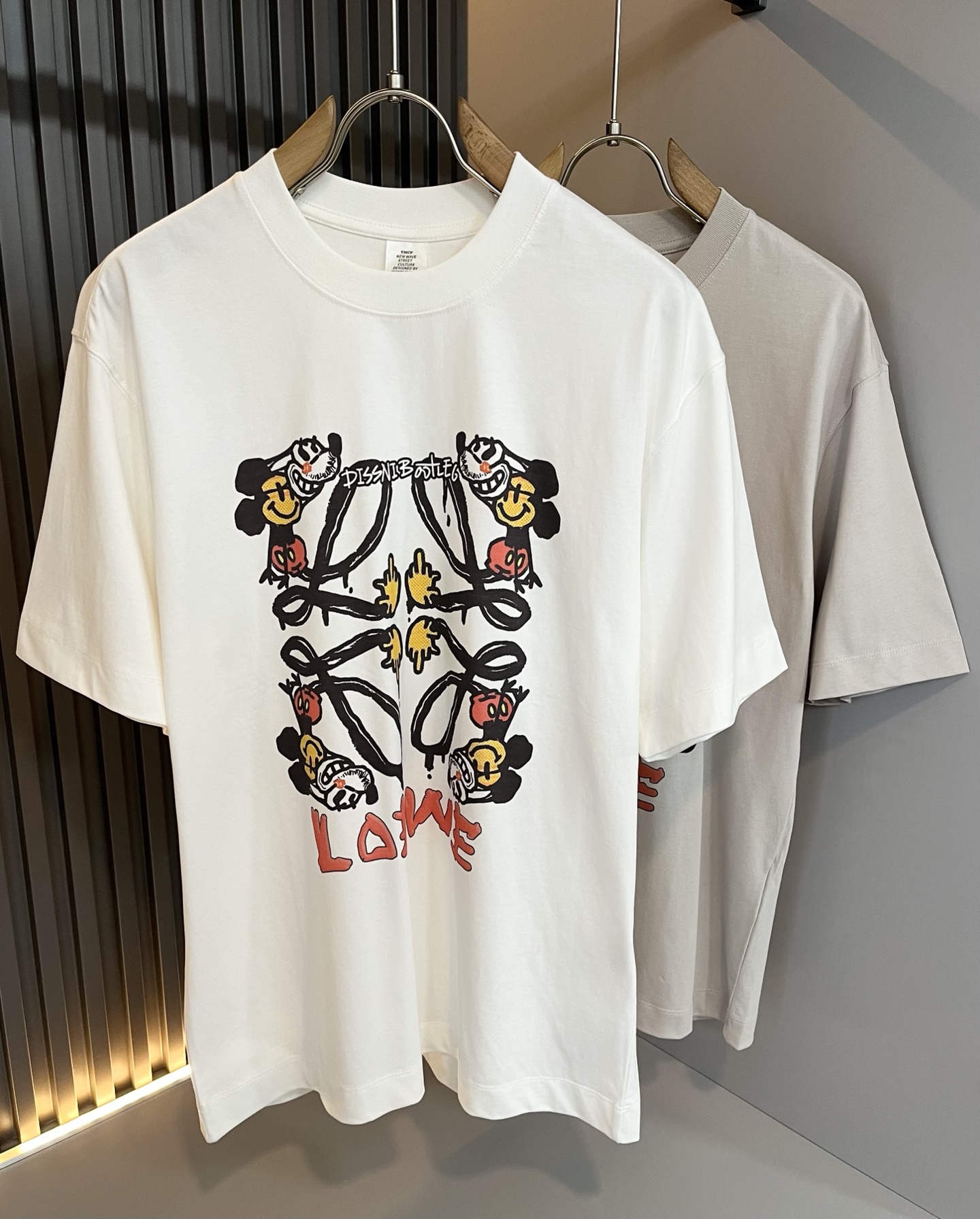 NO:510782,LOE*WE Luo*We 2025 spring and summer new short-sleeved T-shirt for men and women, original Italian order channel, very personalized and high-end style, logo logo pattern printing craft design!  Couple pure cotton short-sleeved T-shirt!  !  The latest fashion trends and popular products are here, and it is another simple and high-end fashion item. It is a fashion product with very high-end outfit charm. It is a must-have item for fashion trends!  Original Italian manufacturer channels, special-level orders, and released at the same time as Hong Kong, Macao and Taiwan buyers. This model is also the latest popular product of Luo Yiweijia this year and the most classic product. Its specifications and grades are beyond doubt!  !  The choice is very diverse, and it can be said that this model naturally has a fresh and natural feeling, showing the brand charm and high-end feeling. The texture of this model is very good, and the heavy weight and brilliant skin-friendliness that can be seen with hands are even better, and it is a complete enjoyment of wearing!  !  Size: S-2XL, loewe, loewe, T-shirt,tees, t-shirt,alexander wang19860909LOE*WE罗*威 2025春夏新款男女同款短袖T恤,意大利原厂订单渠道,极具个性高级风,标志logo图案印花工艺设计！情侣款纯棉短袖T恤！！最新时尚潮流人气产物驾到,又是一款简约高级的时尚单品,穿搭魅力十分高级不俗的时尚产物 ,时尚潮流必备单品！意大利原厂渠道,特供级别订单,同步港澳台买手店发布,此款也是罗意威家今年的最新人气产物,也是最经典的产物,其规格跟档次更是毋庸置疑！！ 选择极具多样化,言而喻此款自然具备那种清新自然的感觉,彰显品牌魅力与高级感,此款的质感十分的到位,用手可以感知的重磅跟出彩亲肤程度更是上佳,十足的穿着享受！！尺码: S-2XL,,loewe,loewe,T-shirt,tees，t-shirt,alexander wang,Men's clothing