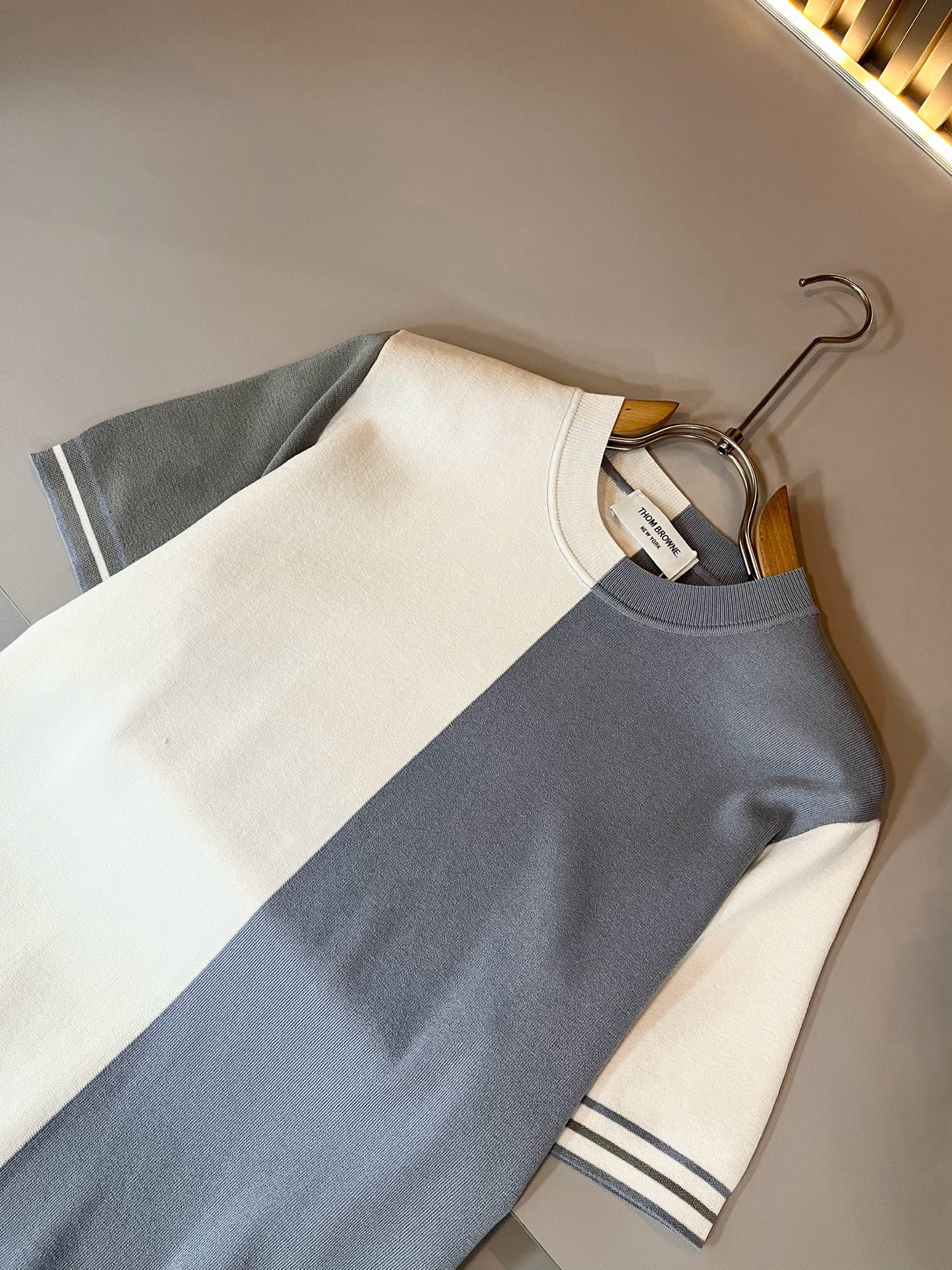 ThomBrow*e汤姆*朗 ~2025春夏新款短袖伊力特针织面料！官网同步有售，独特设计魅力，非常高端