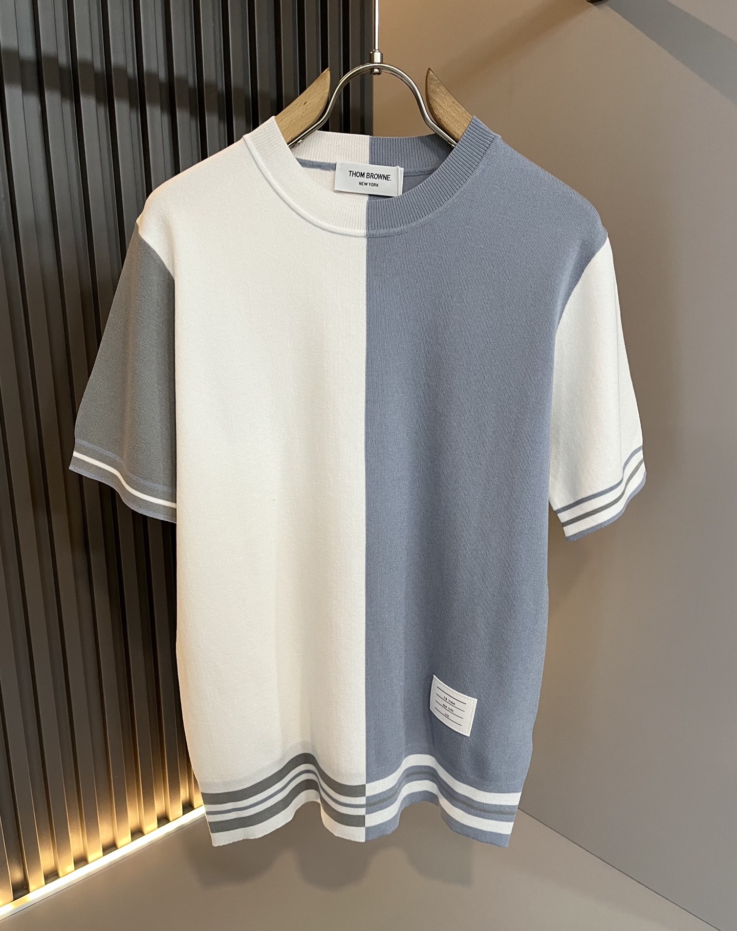 NO:514071,ThomBrow*e Tom*Long ~ 2025 spring and summer new short-sleeved Yilit knit fabric!  The official website is available at the same time, with unique design charm, very high-end, simple and not simple, and a new model of ready-to-wear!  Featured unique Yilit fabrics, sleeve crochet striped design!  Smooth and soft, textured, strong vertical feeling, smooth and not tight on the upper body, the stuffy feeling caused by direct UV rays, harmonious and unified style, and the ultimate craftsmanship level. The side is very unique and tailored, very flavorful, delicate and comfortable to wear, showing sports vitality and exquisite details. Classic and perfect layout design, showing fashion vitality in daily leisure life. Improve men's charm and style and achieve high-end models. Size M-3XL, T-shirt, alexander wang19860909ThomBrow*e汤姆*朗 ~2025春夏新款短袖伊力特针织面料！官网同步有售,独特设计魅力,非常高端,简约不简单,成衣新典范！面料精选独特伊力特面料,袖子钩织条纹设计！手感光滑柔软,有质感,有很强的垂直感,上身爽滑不紧绷,紫外线直射造成的闷热感,风格和谐统一,极致工艺水平.侧面非常独特裁剪设计风格,非常有味道,精致细腻,好穿舒适,展现运动活力,细节考究.经典完美版型设计,日常休闲生活中展现时尚活力.提升男士魅力格调,成就高端典范.尺码M-3XL,,T-shirt,alexander wang,Men's clothing