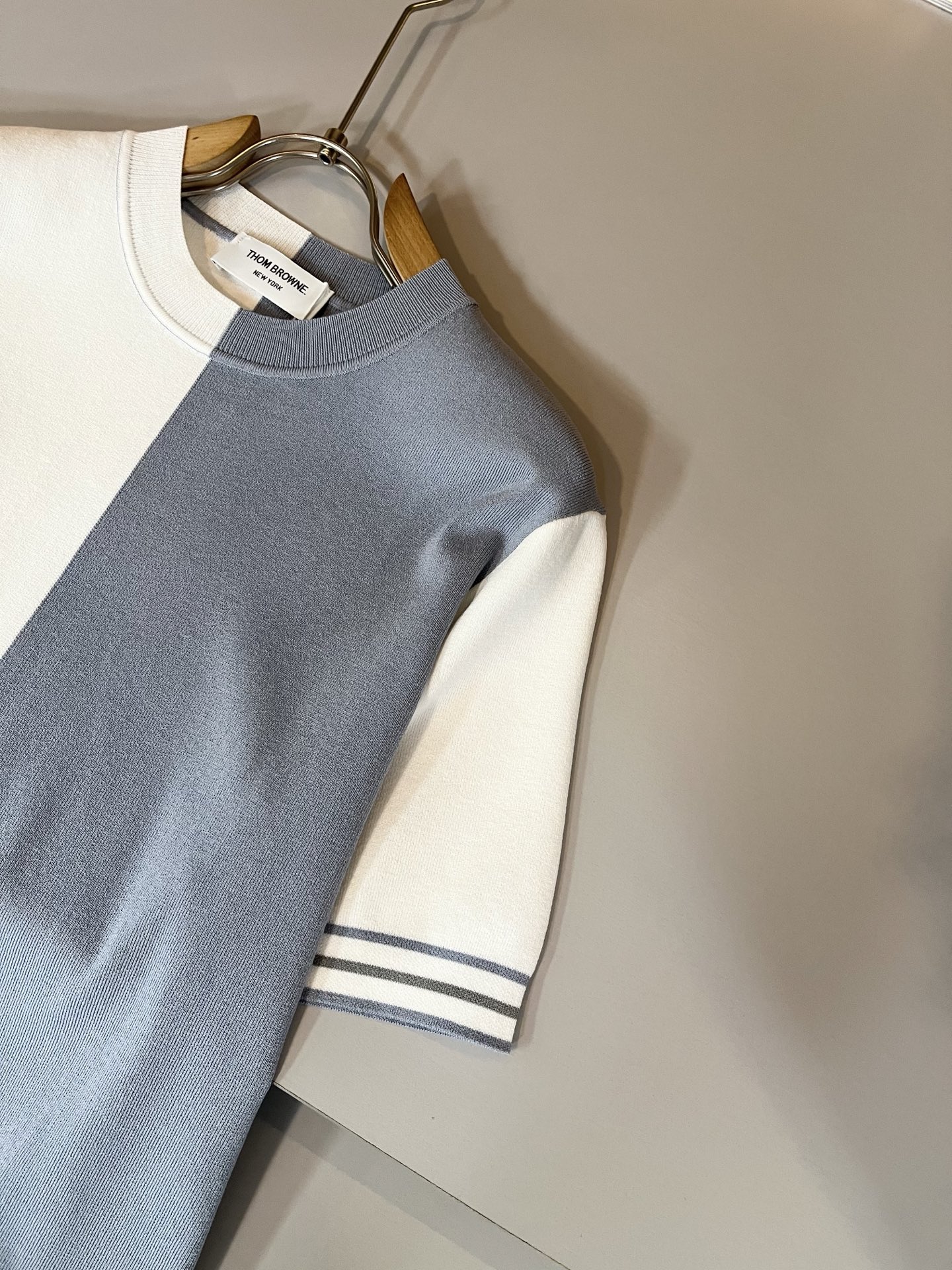 ThomBrow*e汤姆*朗 ~2025春夏新款短袖伊力特针织面料！官网同步有售，独特设计魅力，非常高端