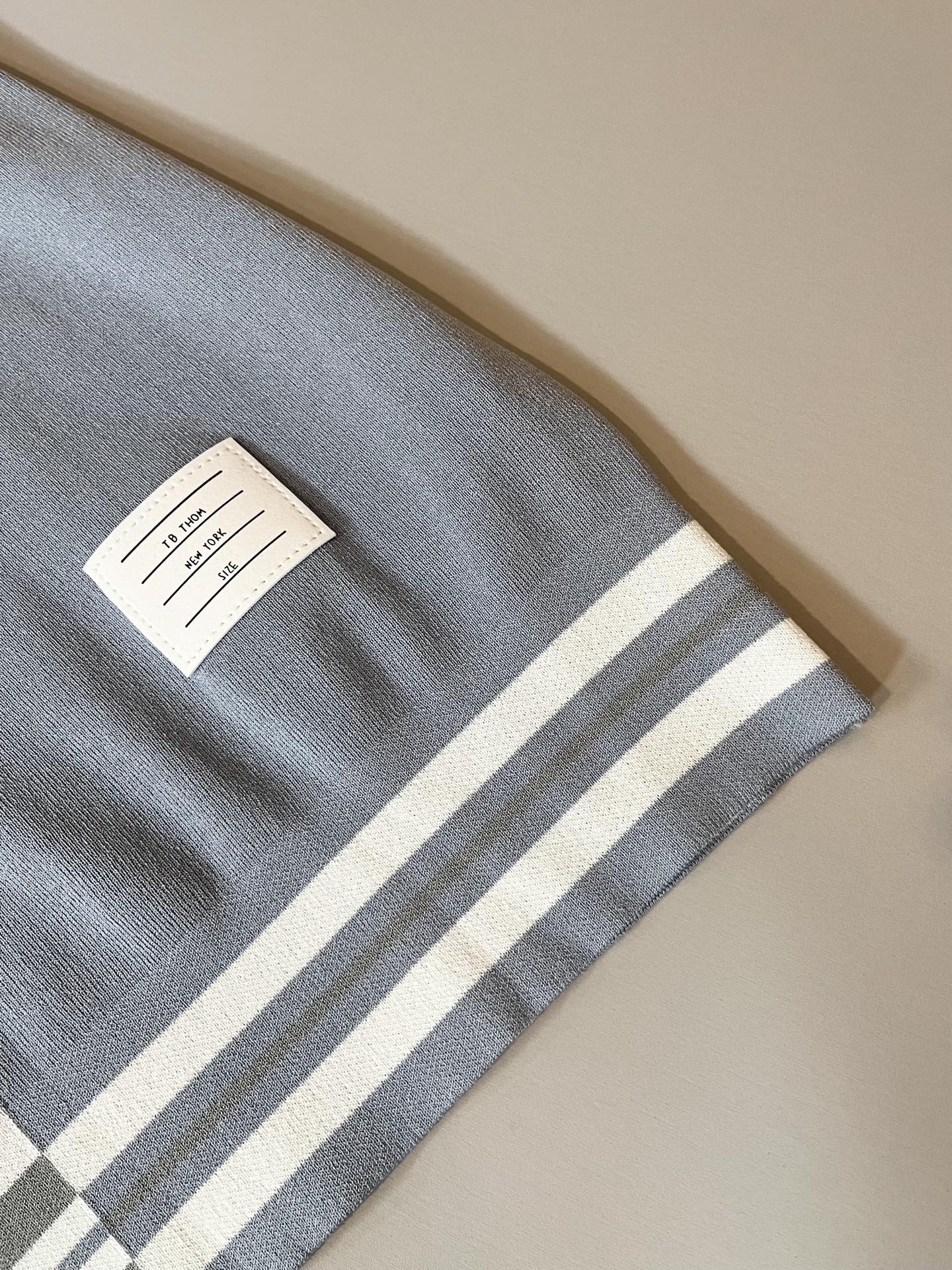 ThomBrow*e汤姆*朗 ~2025春夏新款短袖伊力特针织面料！官网同步有售，独特设计魅力，非常高端