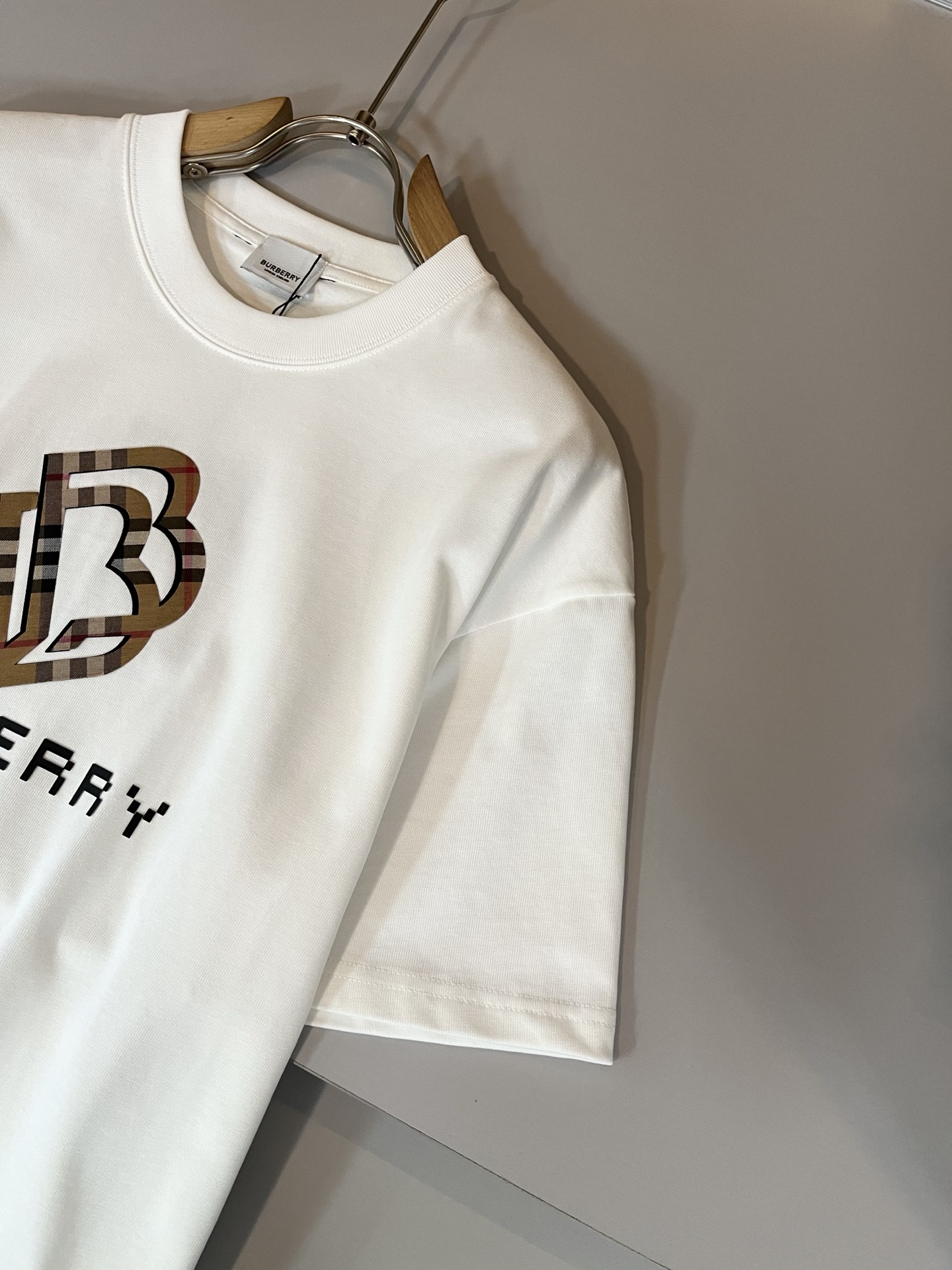   BURBER*Y巴*莉2025春夏新品男女同款👫短袖T恤，重磅来袭，最近比较火热的环保纯棉面料制作而