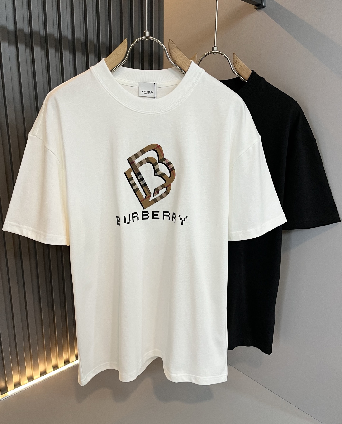 NO:513319,BURBER*Y Ba*li's new spring and summer 2025 short-sleeved T-shirt for men and women, is coming, and is made of a popular environmentally friendly pure cotton fabric recently. It is a high-end outdoor sports and leisure series, which is very popular in sports!  BUR's latest special material, logo pattern glue pressing design!  Fabric is also called memory cloth, which refers to fabrics with morphological memory functions. It instantly kills all versions on the market. It can only be said that it is not a level of existence at all. Whether it is material, detail restoration and craftsmanship, you are not afraid of any challenges. Just to contribute wonderful products to everyone. As always, it is consistent. A style that implements the core concept of BUR will be closely tied to fashion, always maintaining perfection, a simple but not simple design style perfectly meets the outfit you need in daily life. Size: M-3XL, burberry, T-shirt, tees, t-shirt, alexander wang19860909BURBER*Y巴*莉2025春夏新品男女同款短袖T恤,重磅来袭,最近比较火热的环保纯棉面料制作而成,高端户外运动休闲系列,非常火热运动风潮！BUR最新研发的特殊材质,标志logo图案压胶设计！面料也叫记忆布,是指具有形态记忆功能的面料,秒杀市面上一切版本,只能说根本就不是一个级别的存在,不管是材质还是细节还原度以及工艺制作方面,不惧任何挑战,只为给大家奉献绝妙产物一如既往,始终如一,贯彻了BUR核心理念的一个款式将与时尚紧紧的捆绑在一起,时刻保持完美,简约而不简单的的设计风格,完美的满足了你日常所需要的穿搭.尺码:M-3XL,,burberry,T-shirt,tees，t-shirt,alexander wang,Men's clothing