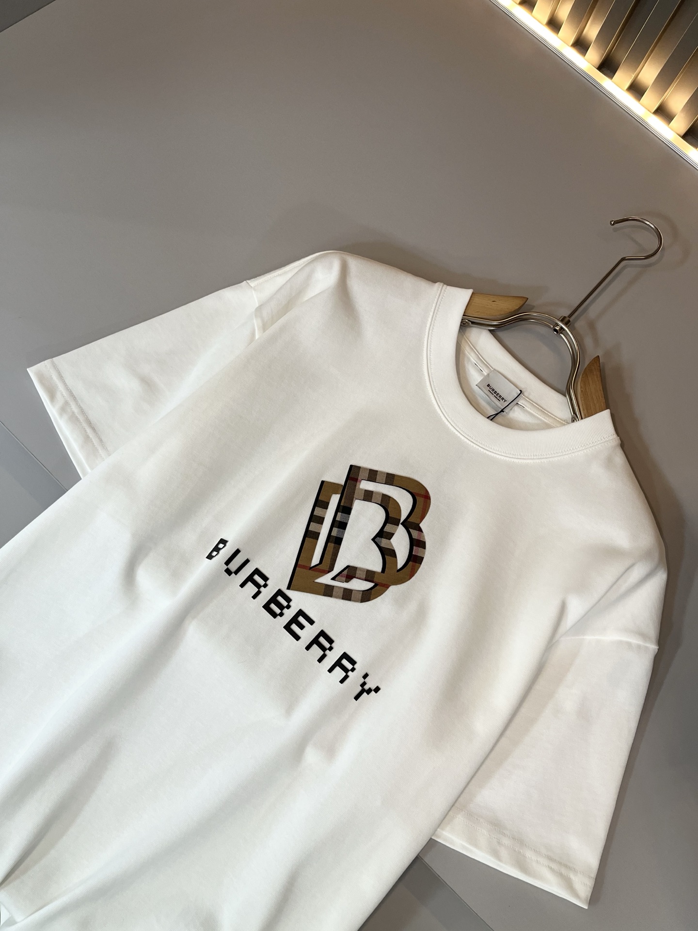   BURBER*Y巴*莉2025春夏新品男女同款👫短袖T恤，重磅来袭，最近比较火热的环保纯棉面料制作而