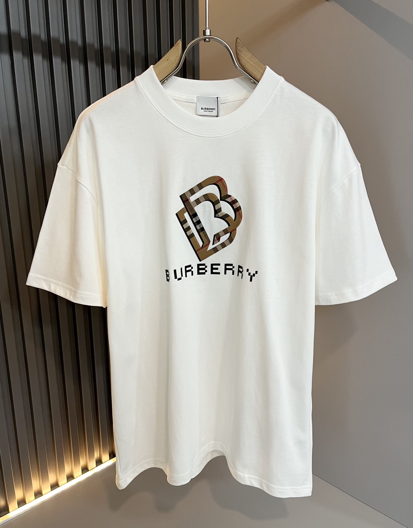   BURBER*Y巴*莉2025春夏新品男女同款👫短袖T恤，重磅来袭，最近比较火热的环保纯棉面料制作而