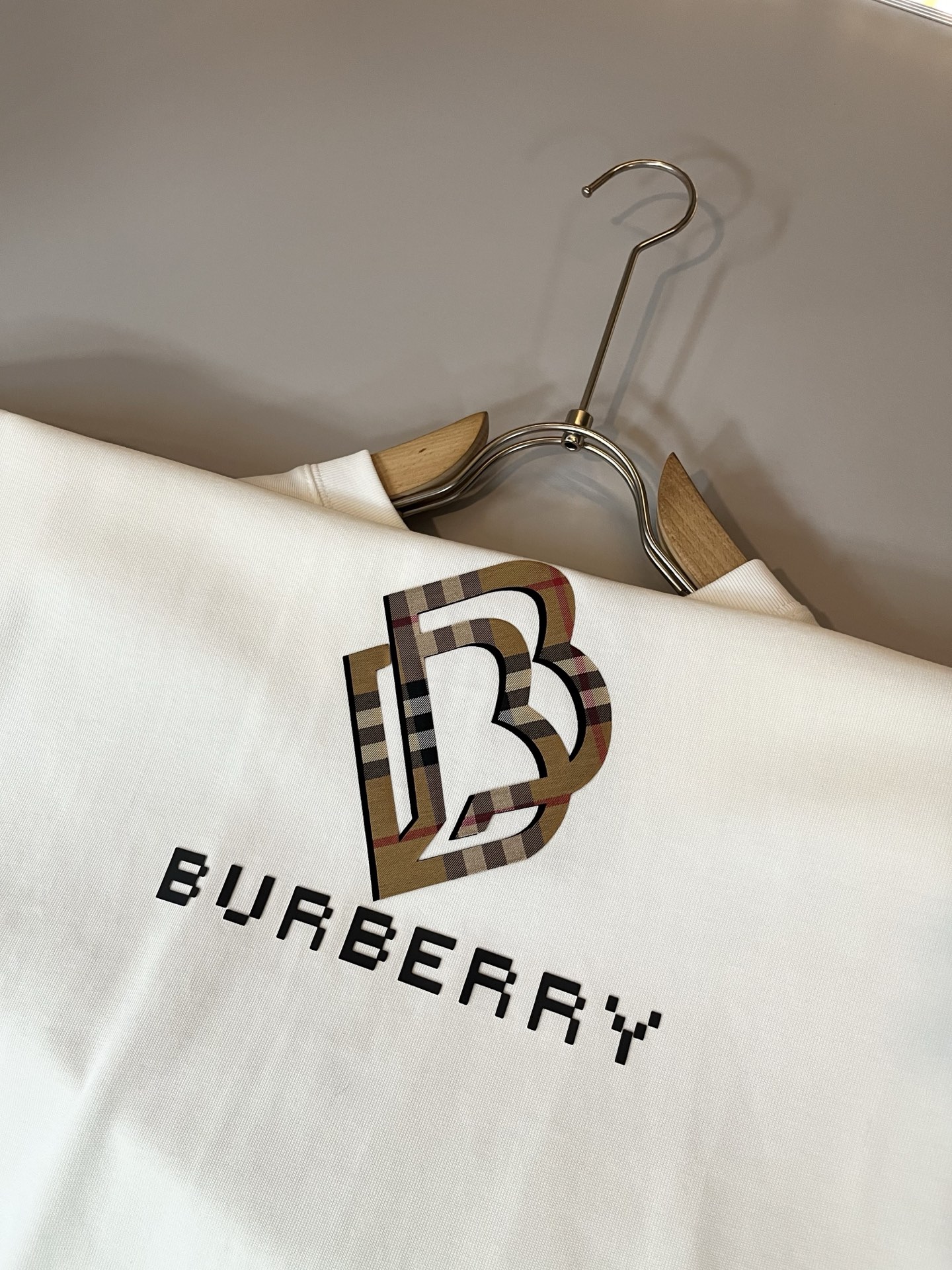   BURBER*Y巴*莉2025春夏新品男女同款👫短袖T恤，重磅来袭，最近比较火热的环保纯棉面料制作而