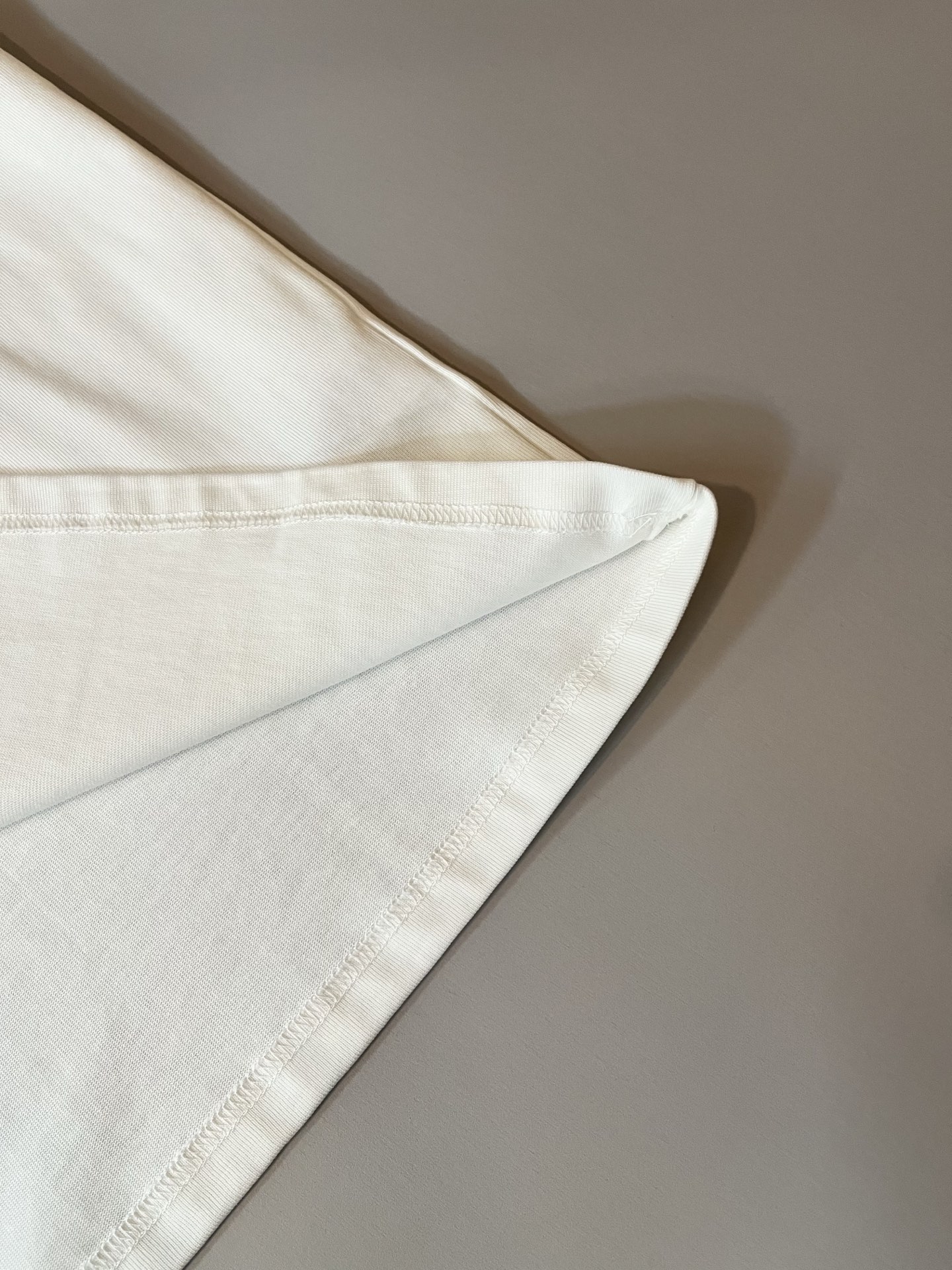   BURBER*Y巴*莉2025春夏新品男女同款👫短袖T恤，重磅来袭，最近比较火热的环保纯棉面料制作而