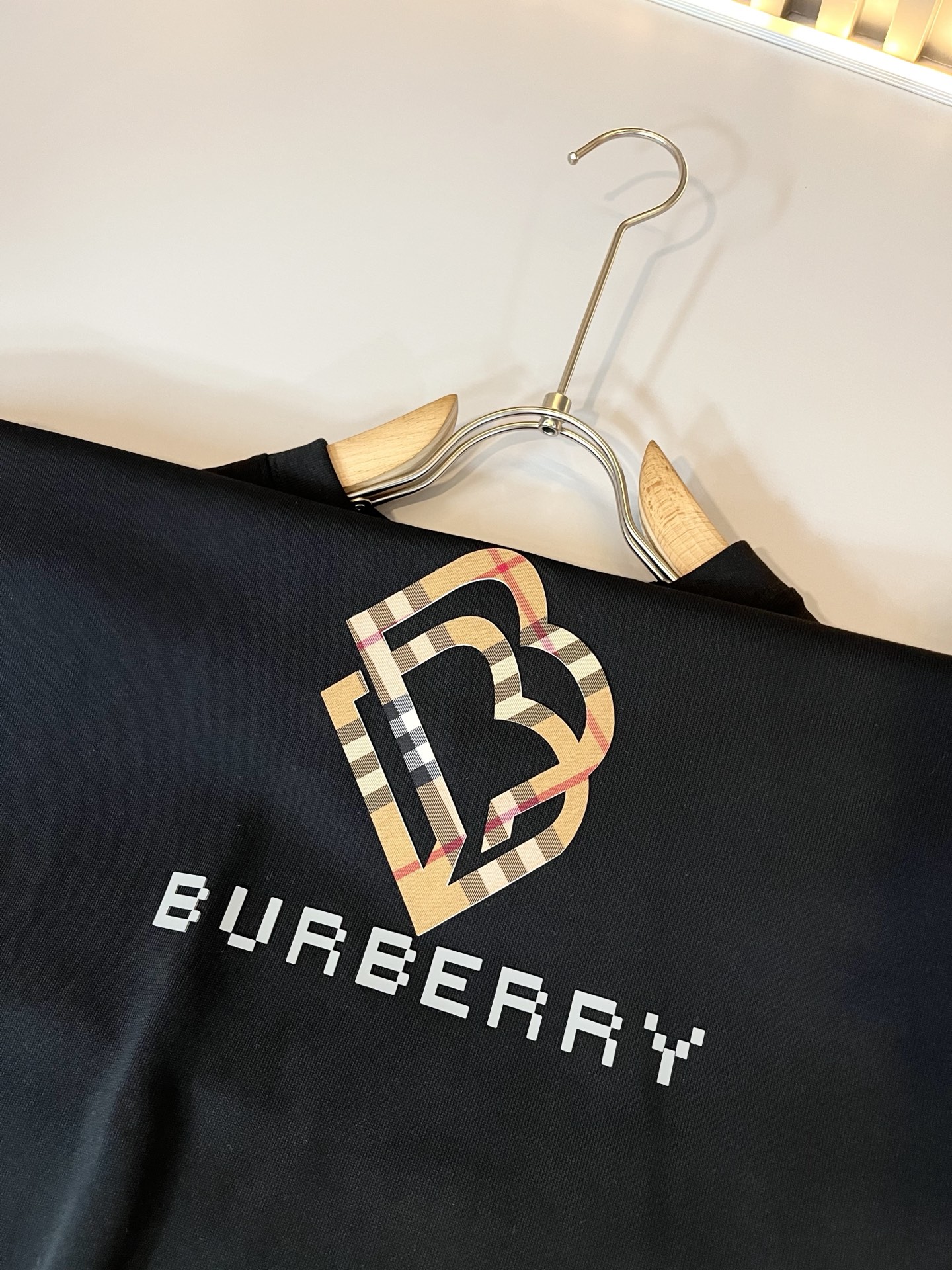   BURBER*Y巴*莉2025春夏新品男女同款👫短袖T恤，重磅来袭，最近比较火热的环保纯棉面料制作而