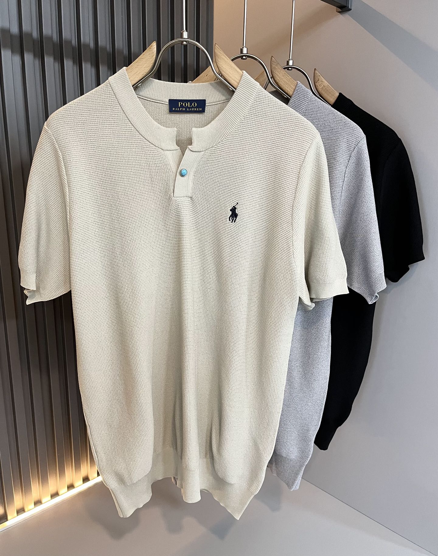 NO:510772,Paul POLOSPORT 2025 spring and summer new knitted short-sleeved T-shirt, simple solid color and fashionable styles, many design celebrities have an inseparable sentiment for solid colors. This is a tribute to tradition and a nostalgia for mood. In fact, most of the nostalgia of the design also determines the tone of the work. The work I want to talk about today is the new work brought by~~ It can be said to be a business-friendly and casual style work. A simple and iconic logo embroidery design on the chest!  The exquisite workmanship is worth savoring, and it can be said to be an extremely accurate and simple style tone. A simple and casual tone is already very accurate. Imported pure cotton fabrics have soft and comfortable textures. The workmanship is impeccable. They are not monotonous and more high-end. What they originally exudes is a fashionable temperament, and the soft and comfortable fabrics, the dressing experience of the whole work has gone to a higher level~ The control of style and the stone hammer of the tone is very accurate!  !  The first choice for shopping is OK~~Exclusive to the entire network, size M-3XL, T-shirt,tees, t-shirt,alexander wang19860909保罗POLOSPORT 2025春夏新款针织短袖T恤,简约纯色时尚款不乏有许多设计大咖们都对于纯色都有着难以割舍的情怀.这是一种对于传统的致敬,也是一种对于情调的怀旧~其实,设计的怀旧感很大部分也决定了作品的基调.今天要说的这件作品,就是由带来的新作~~可以说是一件可商务可休闲的风格作品.胸前简单标志性logo刺绣设计！精致的做工值得细品,可以说是一次极为准确的简洁风定调.一种简洁&休闲的基调已经十分准确了.进口纯棉面料,质地柔软舒适.做工无可挑剔.不单调的同时更显高端.本来散发的就是一种时尚的气质,再加上其柔软舒适的面料,整件作品的穿搭体验,更上一层楼~对于风格的把控以及基调的石锤,更是非常只准确！！剁手首选好吧~~全网独家,尺码M-3XL,,T-shirt,tees，t-shirt,alexander wang,Men's clothing