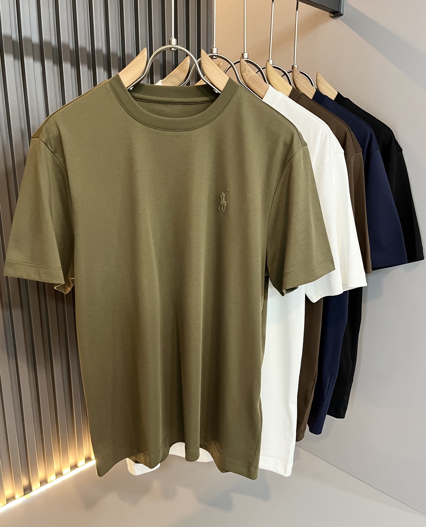 NO:510758,Paul POLOSPORT 2025 spring and summer new short-sleeved T-shirt, simple solid color and fashionable styles, many design celebrities have an inseparable sentiment for solid colors. This is a tribute to tradition and a nostalgia for mood. In fact, most of the nostalgia of the design also determines the tone of the work. The work I want to talk about today is the new work brought by~ It can be said to be a business-friendly and casual style work. The simple and iconic logo on the chest is glued!  The exquisite workmanship is worth savoring, and it can be said to be an extremely accurate and simple style tone. A simple and casual tone is already very accurate. Imported pure cotton fabrics have soft and comfortable textures. The workmanship is impeccable. They are not monotonous and more high-end. What they originally exudes is a fashionable temperament, and the soft and comfortable fabrics, the dressing experience of the whole work has gone to a higher level~ The control of style and the stone hammer of the tone is very accurate!  !  The first choice for shopping is OK~~Exclusive to the entire network, size M-4XL, T-shirt,tees, t-shirt,alexander wang19860909保罗POLOSPORT 2025春夏新款短袖T恤,简约纯色时尚款不乏有许多设计大咖们都对于纯色都有着难以割舍的情怀.这是一种对于传统的致敬,也是一种对于情调的怀旧~其实,设计的怀旧感很大部分也决定了作品的基调.今天要说的这件作品,就是由带来的新作~~可以说是一件可商务可休闲的风格作品.胸前简单标志性logo压胶设计！精致的做工值得细品,可以说是一次极为准确的简洁风定调.一种简洁&休闲的基调已经十分准确了.进口纯棉面料,质地柔软舒适.做工无可挑剔.不单调的同时更显高端.本来散发的就是一种时尚的气质,再加上其柔软舒适的面料,整件作品的穿搭体验,更上一层楼~对于风格的把控以及基调的石锤,更是非常只准确！！剁手首选好吧~~全网独家,尺码M-4XL,,T-shirt,tees，t-shirt,alexander wang,Men's clothing