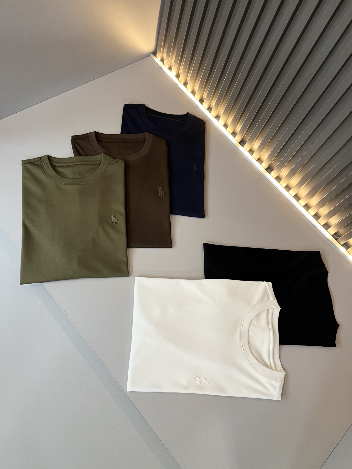 NO:511827,Paul POLOSPORT Spring and summer new short-sleeved T-shirt, simple solid color and fashionable styles, many design celebrities have an inseparable sentiment for solid color. This is a tribute to tradition and a nostalgia for mood. In fact, most of the nostalgia of the design also determines the tone of the work. The work I want to talk about today is the new work brought by~ It can be said to be a business-friendly and casual style work. The simple and iconic logo on the chest is glued!  The exquisite workmanship is worth savoring, and it can be said that it is an extremely accurate and simple style tone setting. A simple and casual tone is already very accurate. Imported pure cotton fabric has a soft and comfortable texture. The workmanship is impeccable. It is not monotonous and more high-end. It originally exudes a fashionable temperament, and with its soft and comfortable fabric, the dressing experience of the whole work, it has to be further improved~ The control of style and the stone hammer of the tone is very accurate!  !  The first choice for shopping is OK~~Exclusive to the entire network, size M-4XL, T-shirt,tees, t-shirt,alexander wang19860909保罗POLOSPORT 春夏新款短袖T恤,简约纯色时尚款不乏有许多设计大咖们都对于纯色都有着难以割舍的情怀.这是一种对于传统的致敬,也是一种对于情调的怀旧~其实,设计的怀旧感很大部分也决定了作品的基调.今天要说的这件作品,就是由带来的新作~~可以说是一件可商务可休闲的风格作品.胸前简单标志性logo压胶设计！精致的做工值得细品,可以说是一次极为准确的简洁风定调.一种简洁&休闲的基调已经十分准确了.进口纯棉面料,质地柔软舒适.做工无可挑剔.不单调的同时更显高端.本来散发的就是一种时尚的气质,再加上其柔软舒适的面料,整件作品的穿搭体验,更上一层楼~对于风格的把控以及基调的石锤,更是非常只准确！！剁手首选好吧~~全网独家,尺码M-4XL,,T-shirt,tees，t-shirt,alexander wang,Men's clothing