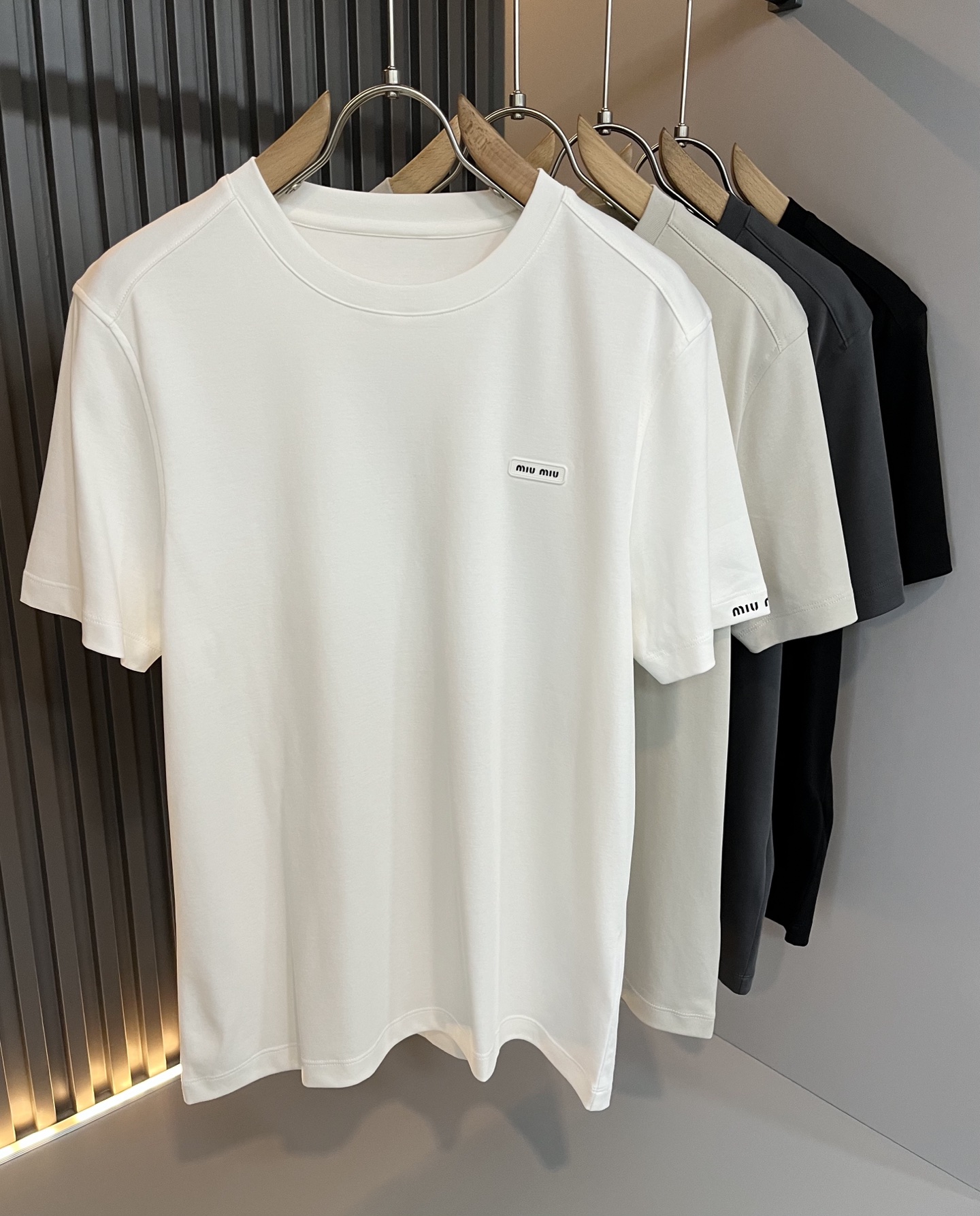 NO:508653,MIUMIU Miserable 2025 Spring and Summer New Men and Women's Same Short-sleeved T-shirt, the latest brand design elements!  Neither monotonous nor complicated, it shows taste just right!  Customer-supplied top-level glue press logo design!  Comfortable, sweat-absorbing and breathable, the unique high-end fabric presents a simple and elegant temperament!  Chest logo glue pressing design!  Full three-dimensional! Standard cutting design!  Every detail is a synchronized with high-end fashion. Size: M-4XL, miumiu, T-shirt, tees, t-shirt, alexander wang19860909MIUMIU 谬谬2025春夏新款男女同款短袖T恤,品牌最新设计元素！既不单调也不复杂,恰到好处的展现品味！客供顶级压胶logo设计！舒适吸汗透气根本不在话下,面料独具的高奢感呈现简约优雅气质！胸前logo压胶设计！饱满立体!标准裁剪设计！每一处细节都是与高端时尚同步的体现.尺码:M-4XL,,miumiu,T-shirt,tees，t-shirt,alexander wang,Men's clothing