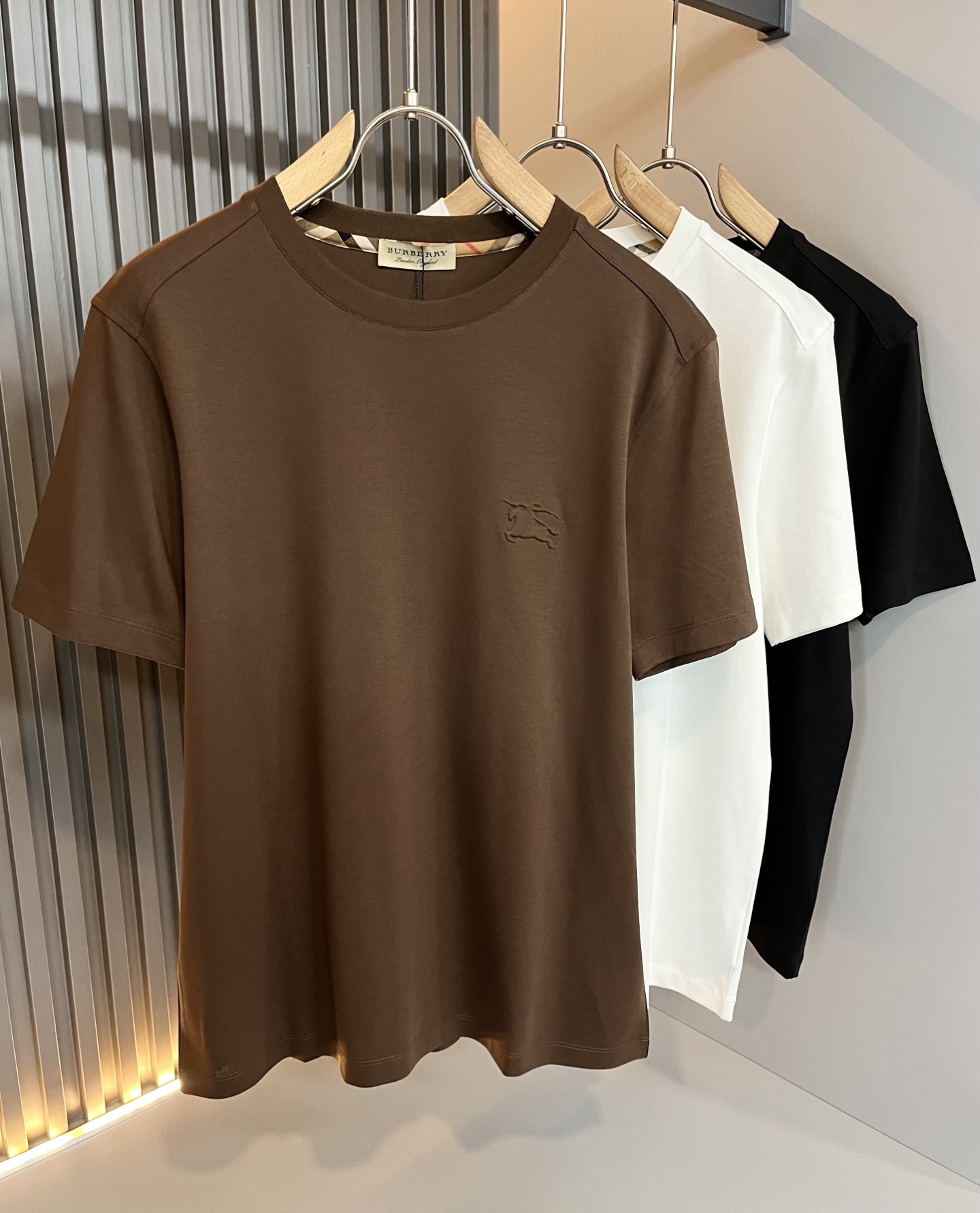 NO:510764,BURBER*Y Ba*li's new spring and summer 2025 short-sleeved T-shirt for men and women, is coming, and is made of a popular environmentally friendly pure cotton fabric recently. It is a high-end outdoor sports and leisure series, which is very popular in sports!  BUR's latest special material, logo pattern glue pressing design!  Fabric is also called memory cloth, which refers to fabrics with morphological memory functions. It instantly kills all versions on the market. It can only be said that it is not a level at all. Whether it is material, detail restoration and craftsmanship, you are not afraid of any challenges. Just to contribute wonderful products to everyone. As always, it is consistent. A style that implements the core concept of BUR will be closely tied to fashion, always maintaining perfection, a simple but not simple design style that perfectly meets the outfit you need in daily life. Size: M-4XL, burberry, T-shirt, tees, t-shirt, alexander wang19860909BURBER*Y巴*莉2025春夏新品男女同款短袖T恤,重磅来袭,最近比较火热的环保纯棉面料制作而成,高端户外运动休闲系列,非常火热运动风潮！BUR最新研发的特殊材质,标志logo图案压胶设计！面料也叫记忆布,是指具有形态记忆功能的面料,秒杀市面上一切版本,只能说根本就不是一个级别的存在,不管是材质还是细节还原度以及工艺制作方面,不惧任何挑战,只为给大家奉献绝妙产物一如既往,始终如一,贯彻了BUR核心理念的一个款式将与时尚紧紧的捆绑在一起,时刻保持完美,简约而不简单的的设计风格,完美的满足了你日常所需要的穿搭.尺码:M-4XL,,burberry,T-shirt,tees，t-shirt,alexander wang,Men's clothing