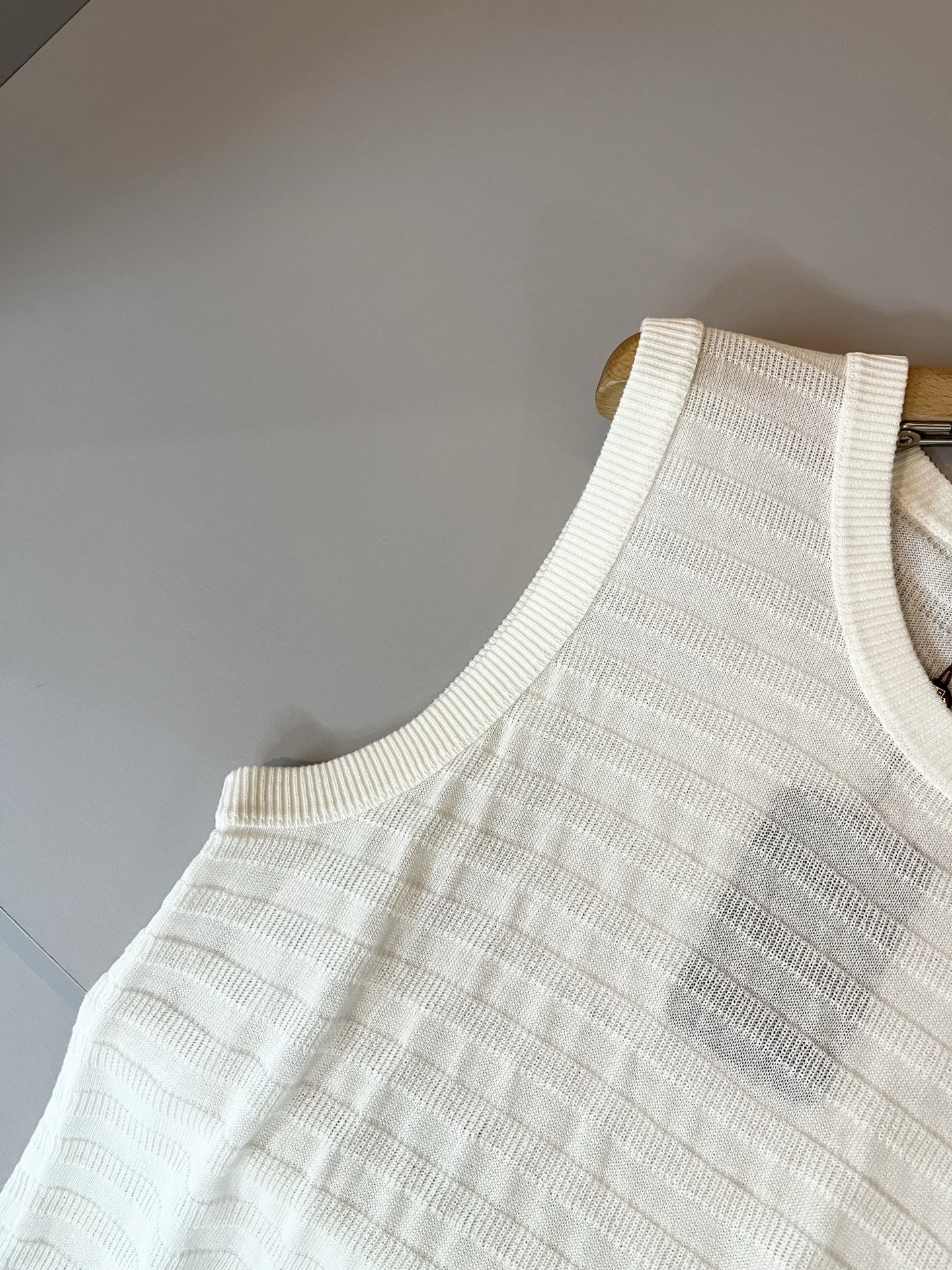 Loro Piana诺悠翩雅 2025春夏男士最新的贸易订单针织背心，全品相！！上身舒适透气，不僵硬，整