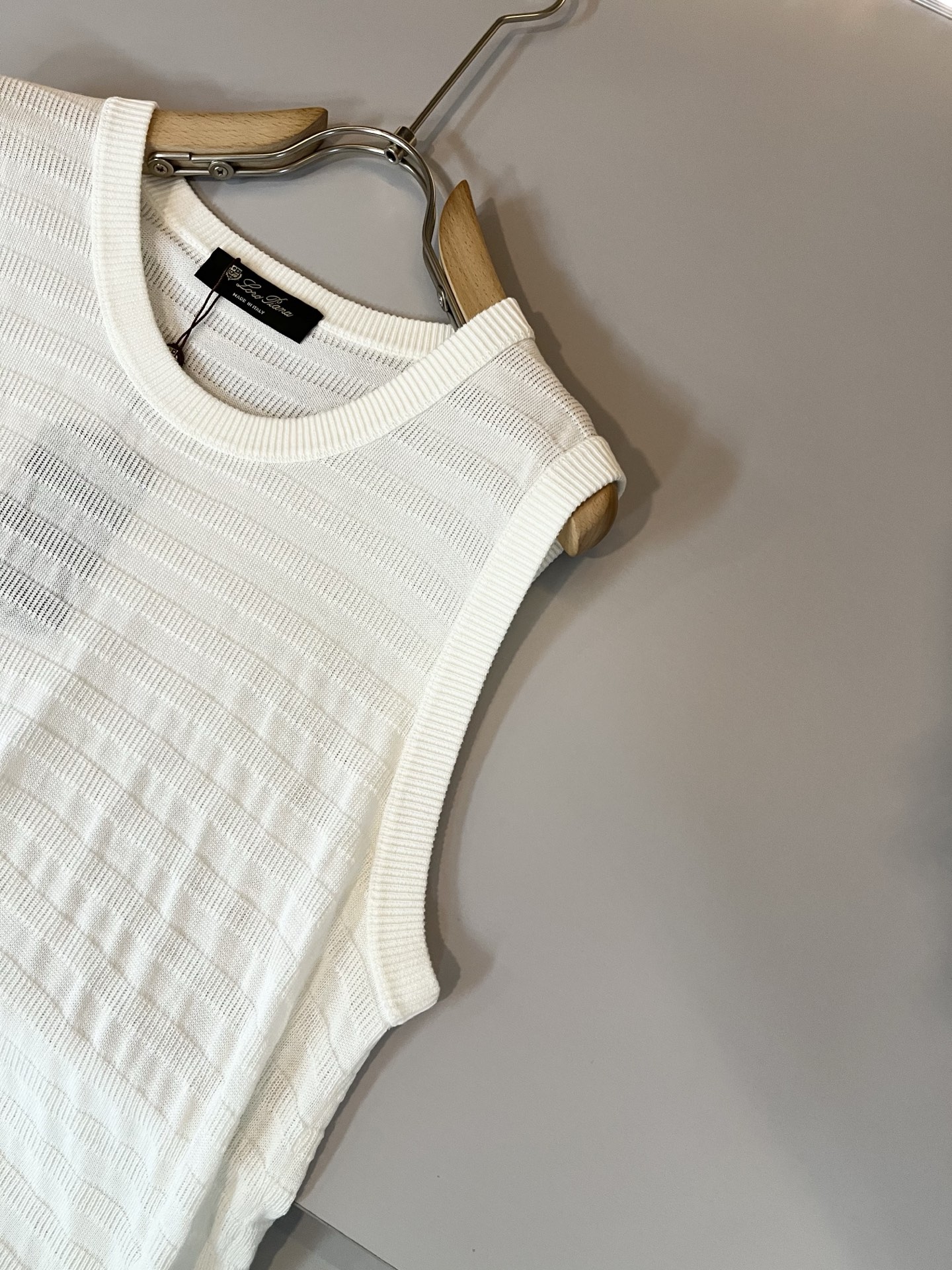 Loro Piana诺悠翩雅 2025春夏男士最新的贸易订单针织背心，全品相！！上身舒适透气，不僵硬，整