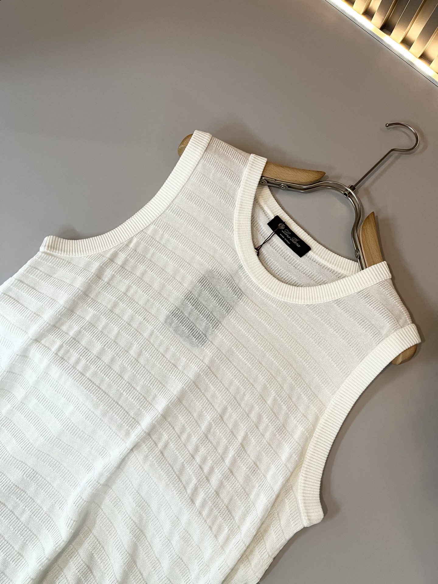 Loro Piana诺悠翩雅 2025春夏男士最新的贸易订单针织背心，全品相！！上身舒适透气，不僵硬，整