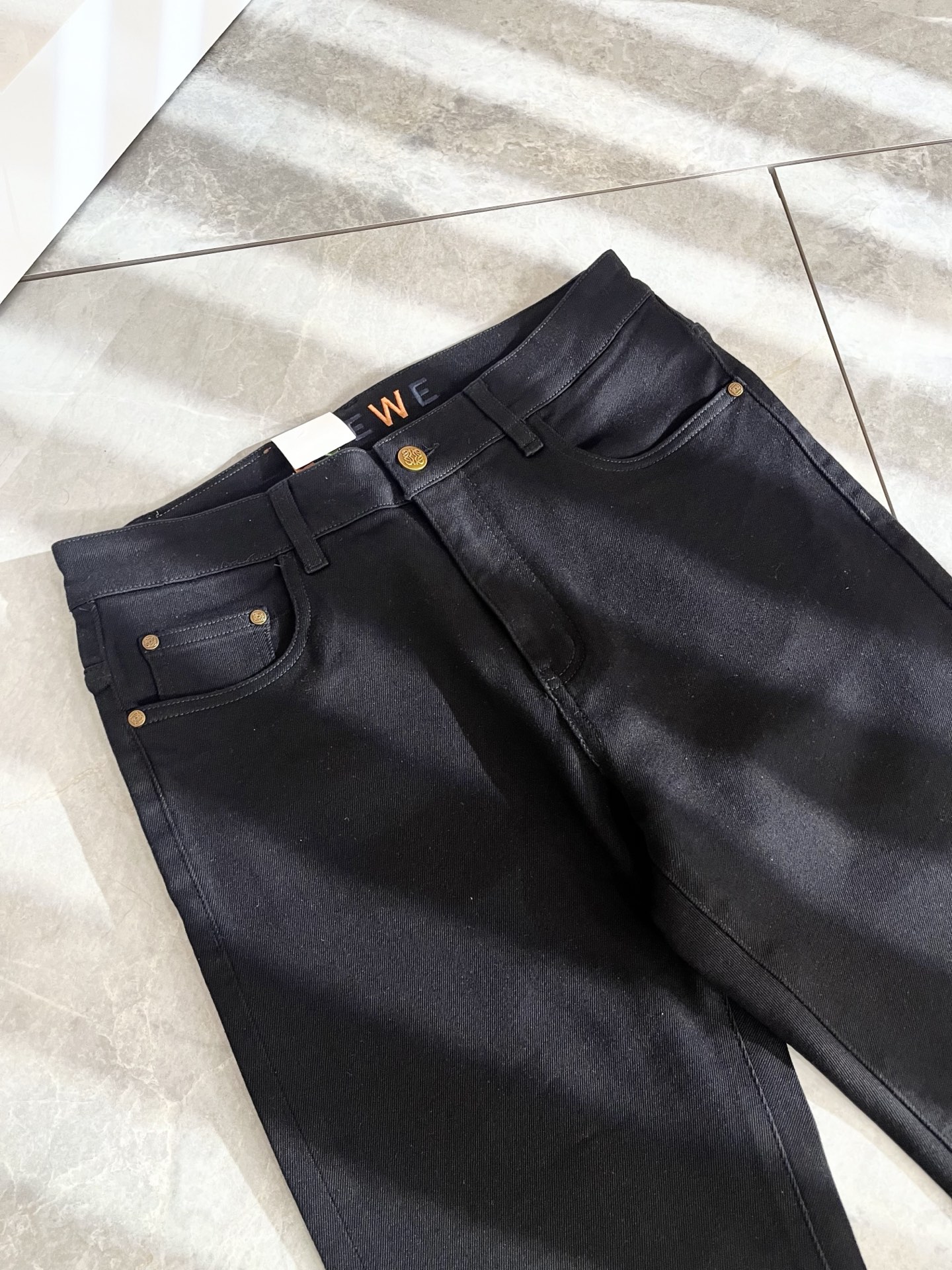    LO*WE/罗*威2025春夏新品男士时装款高端休闲裤，香港洋行渠道货，日本原厂出品，纯血统品质，