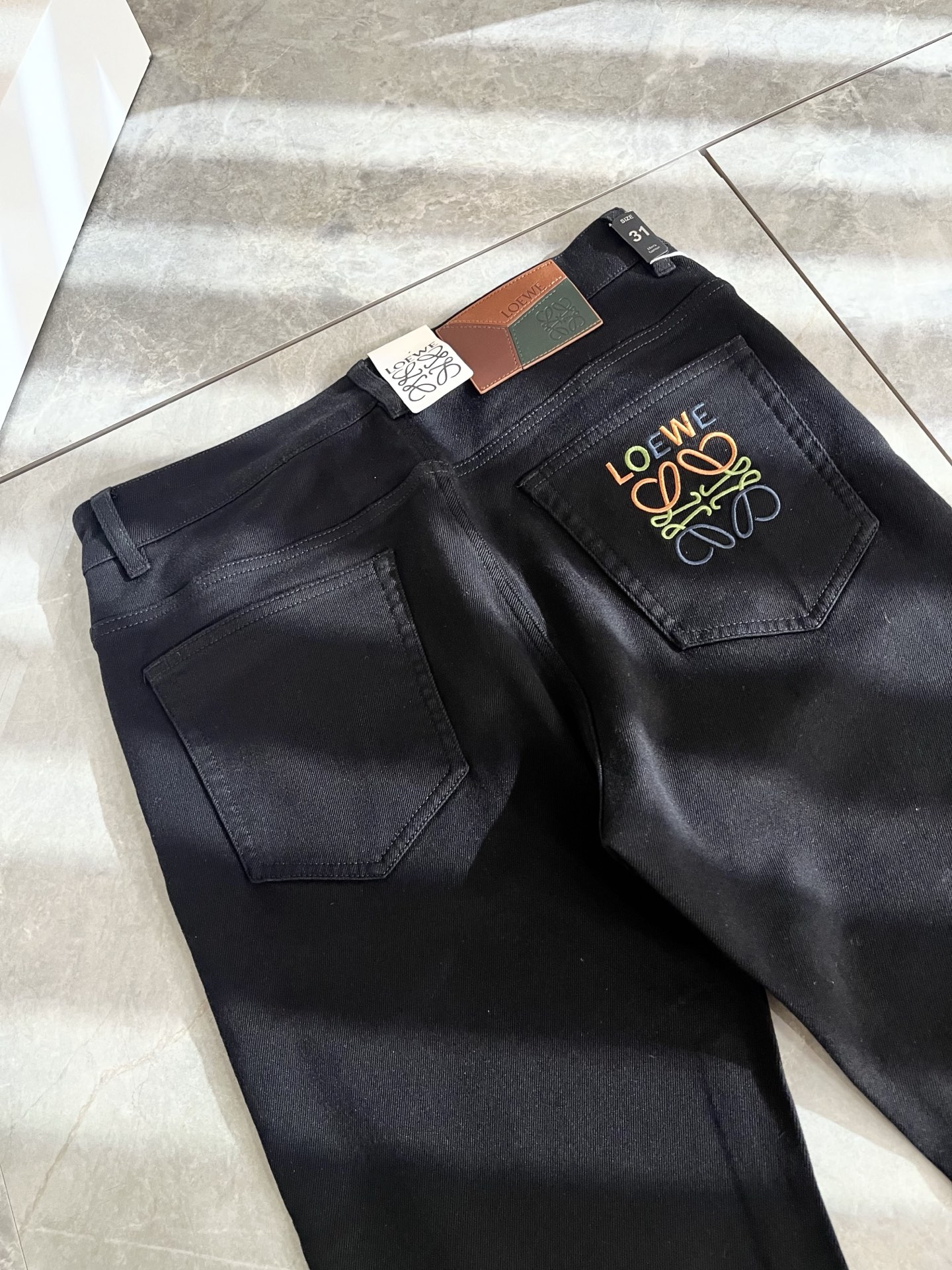    LO*WE/罗*威2025春夏新品男士时装款高端休闲裤，香港洋行渠道货，日本原厂出品，纯血统品质，