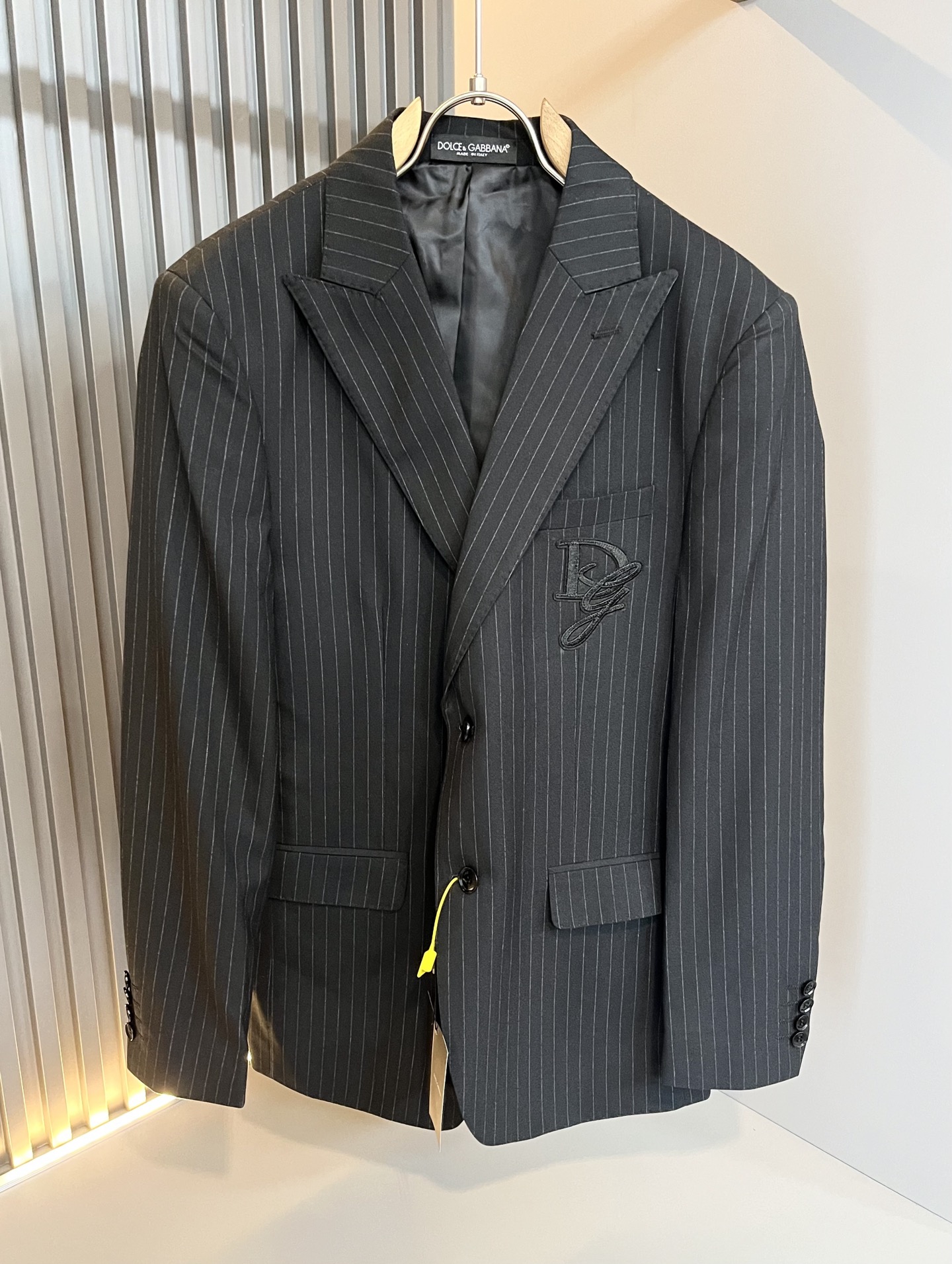 NO:508650,Dio*r Di*A 2025 autumn and winter men's casual suit set, the latest fashion trend single, trading company channels are rare, and it is released on the official website at the same time. The most anticipated high-quality products of men's gods are coming, with embroidery decoration on the clothes logo pattern!  Full of brand style!  The surface is neat and smooth and shiny, and the texture is obvious through the screen. The most enjoyable wearing experience you enjoy! It perfectly enhances the overall luxury and class, and can get a high-end luxury atmosphere at a glance! The regular suit cut, the upper body is versatile and simple, and it is easy to deal with various occasions and environments. It is undoubtedly a must-have item for daily commuting! Size pants 29-38 Top 46-58,,dior,business suit,alexander wang19860909Dio*r迪*奥 2025秋冬男士休闲西服套装,最新时尚潮流单西,贸易公司渠道稀出,同步官网发售,男神最为期待的精品狠货重磅来袭,衣身logo图案刺绣修饰！满满的品牌风格！表面整洁光滑且富有光泽,质感透过屏幕都显而易 见,你最为享受的穿着体验! 完美提升了整体的奢华档次感,一眼就能Get到的高端奢华气息!常规的西装版型裁剪,上身百搭简约不挑人,轻松应对各种场合与环境,属于日常通勤必备的臻品无疑!尺码裤子29-38 上衣46-58,,dior,business suit,alexander wang,Men's clothing