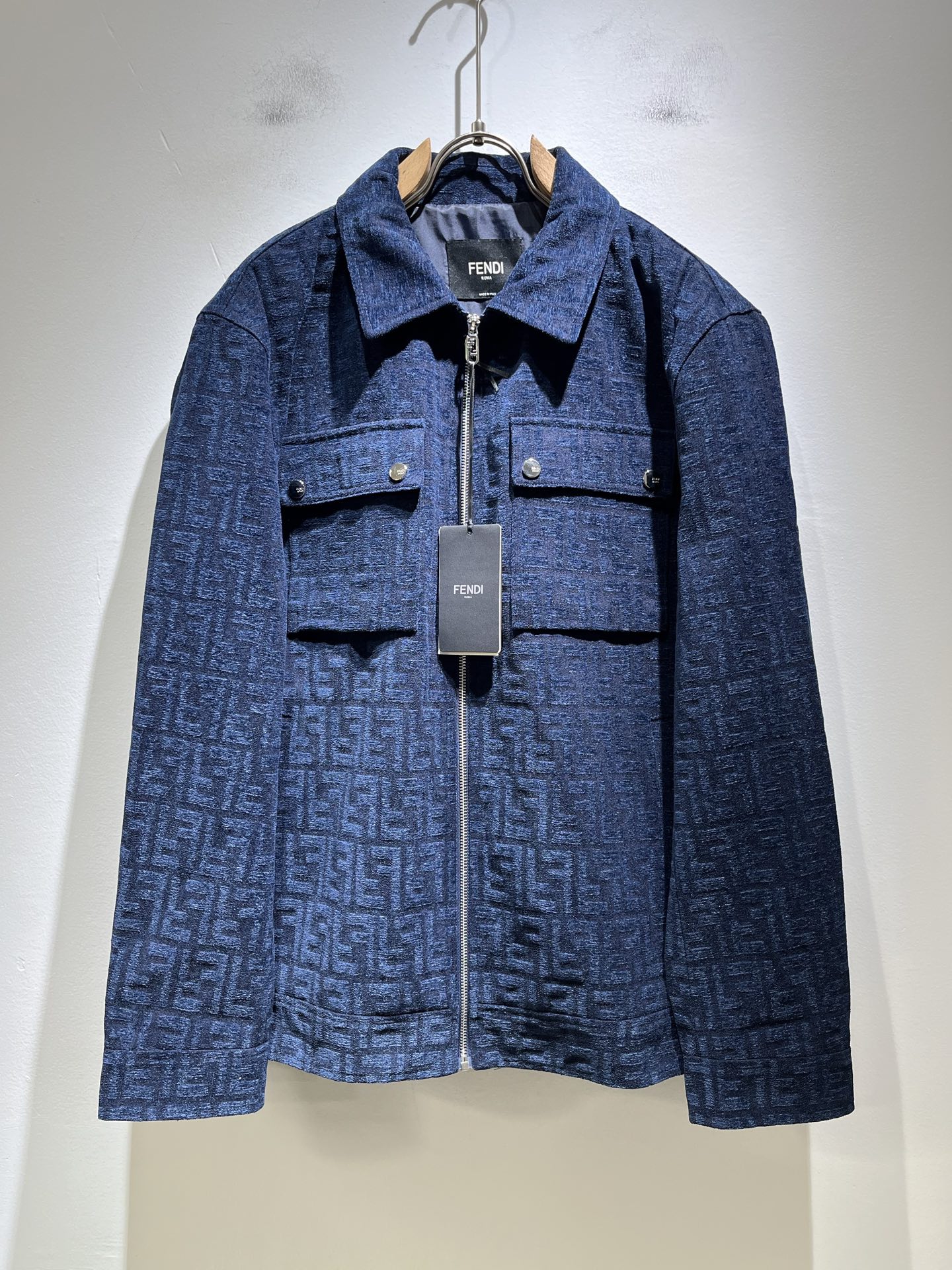 NO:523302,FEN*I 2025 spring and summer new jacket jacket, original Italian orders, popular FD family items, representative and full of specifications, boutiques that all FD fans are worth buying!  Pure Yidian channel orders, high-end popular products from the FD family, and very popular items at the moment, high-end products worth keeping and giving away to others!  The most classic BUGS series of styles in the FD family are trendy and beautiful, full of trendy atmosphere, extremely high grade and specifications, and use very classic combinations, giving people a strong visual impact, with extremely high recognition, top-level exclusive velvet fabric, panoramic FF logo logo pattern jacquard design!  The touch is soft, delicate and comfortable, and the quality is quite high-end and classy!  Perfectly interprets the charm of the brand and leaves a deep impression. It is more fashionable and charming. It has simple, elegant and fashionable upper body, and is even more stressful for outfits!  The inner wear alone is very delicious and beautiful scenery that cannot be ignored!  Size M-3 XL, fendi,dior,jackets & coats,jackets & coats,alexander wang19860909FEN*I 芬*迪 2025春夏新款夹克外套,意大利原厂订单,FD家族人气单品,代表性十足,规格感十足的精品,所有FD粉丝都值得抢购的精品！纯正意代渠道订单,FD家族的高奢人气爆款产物,当下十分火爆的单品,值得自留和送人的高端货！FD家族最为经典的BUGS系列款式单品,新潮又好看,潮流气息感十足,档次规格感极高,并且采用十分经典的搭配,给人的视觉冲击感相当强烈,有着极高的辨识度,顶级专属丝绒面料,全景FF标志logo图案提花设计！触感柔软细腻舒适,品相相当高级有档次！完美诠释品牌魅力,给人留下深刻印象.更具时尚与韵味,上身简约大方时尚,对于穿搭更是毫无压力！单穿内搭都极有味道,不可忽视的靓丽风景线！ 尺码M-3 XL,,fendi,dior,jackets & coats,jackets & coats,alexander wang,Men's clothing