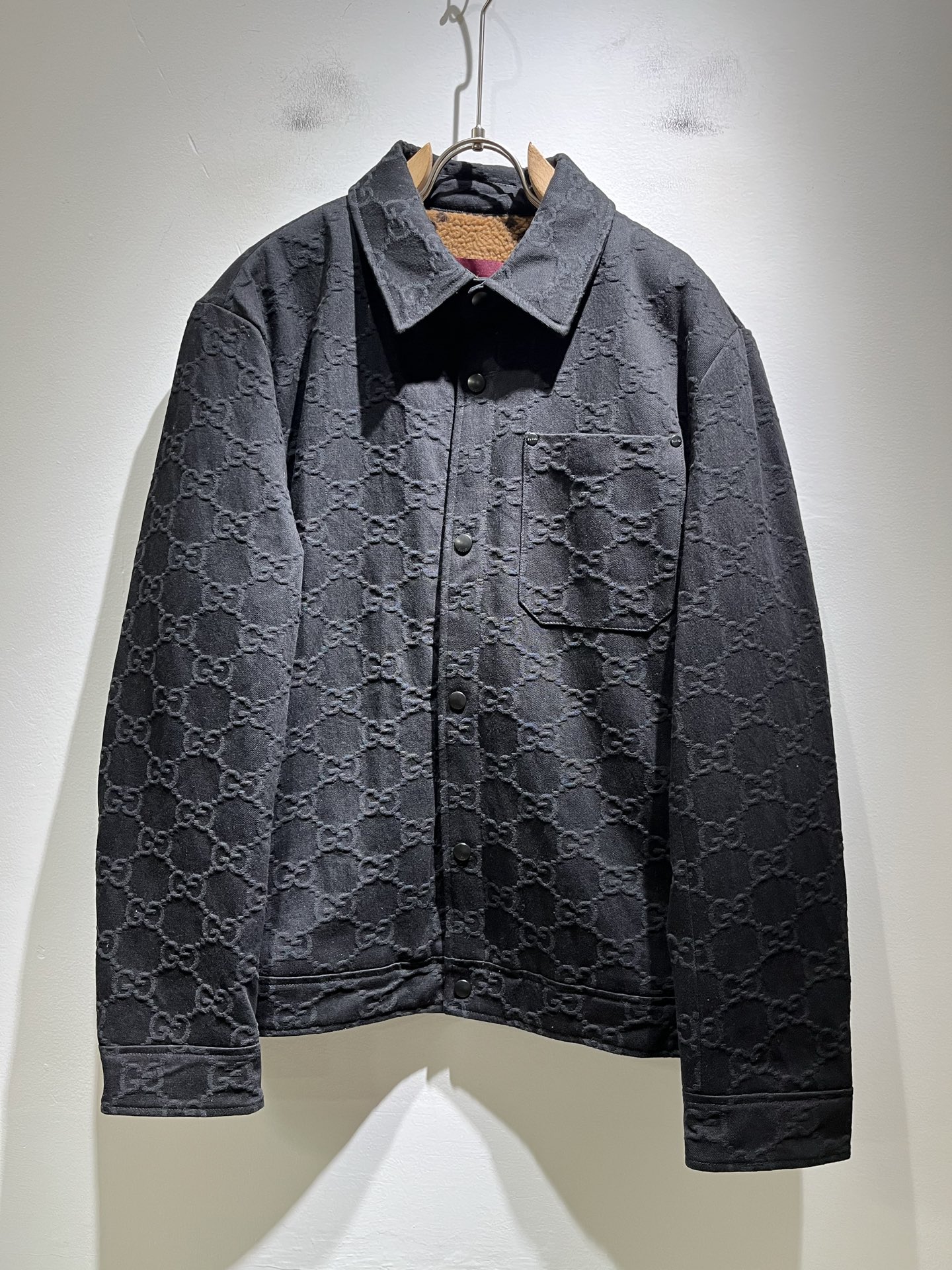 NO:523287,Gucc* Gujia 2025 Autumn and Winter Latest Series!  The same denim jackets for men and women are sold out through trading companies and are sold on the official website at the same time!  New fashion elements design!  Panoramic jacquard logo pattern design!  Injecting full vitality into the new series, we select customers to make imported denim fabrics, and the inner fleece is warm and designed!  The fabric feels skin-friendly and soft and delicate, and has an extremely comfortable and breathable wearing experience. The whole item is very eye-catching and fashionable, and is deeply loved by young people today!  The basic loose-fitting cut is suitable for matching all the styles and looks you need in your daily life!  It is recommended to wear couple outfits to go out on the street to make it more pleasing to the eye!  Size: M-3XL, gucci, gucci, jackets & coats, jackets & coats, alexander wang19860909Gucc*古家 2025秋冬最新系列！男女同款牛仔夹克外套,贸易公司渠道稀出,同步官网发售 ！ 新时尚元素设计！全景提花标志图案设计！为全新系列注入满满活力,选客供进口牛仔面料制成,内里摇粒绒保暖设计！面料手感亲肤柔软细腻,拥有着无比舒适透气性的穿着体验,整件单品极具吸睛度与时尚感,深受当下年轻人的喜爱！基础宽松的版型裁剪,不分年龄与性别的中性款式,适合搭配你日常所需的所有风格与造型！建议搭配情侣装出街会更为养眼出色！尺码:M-3XL,,gucci,gucci,jackets & coats,jackets & coats,alexander wang,Men's clothing