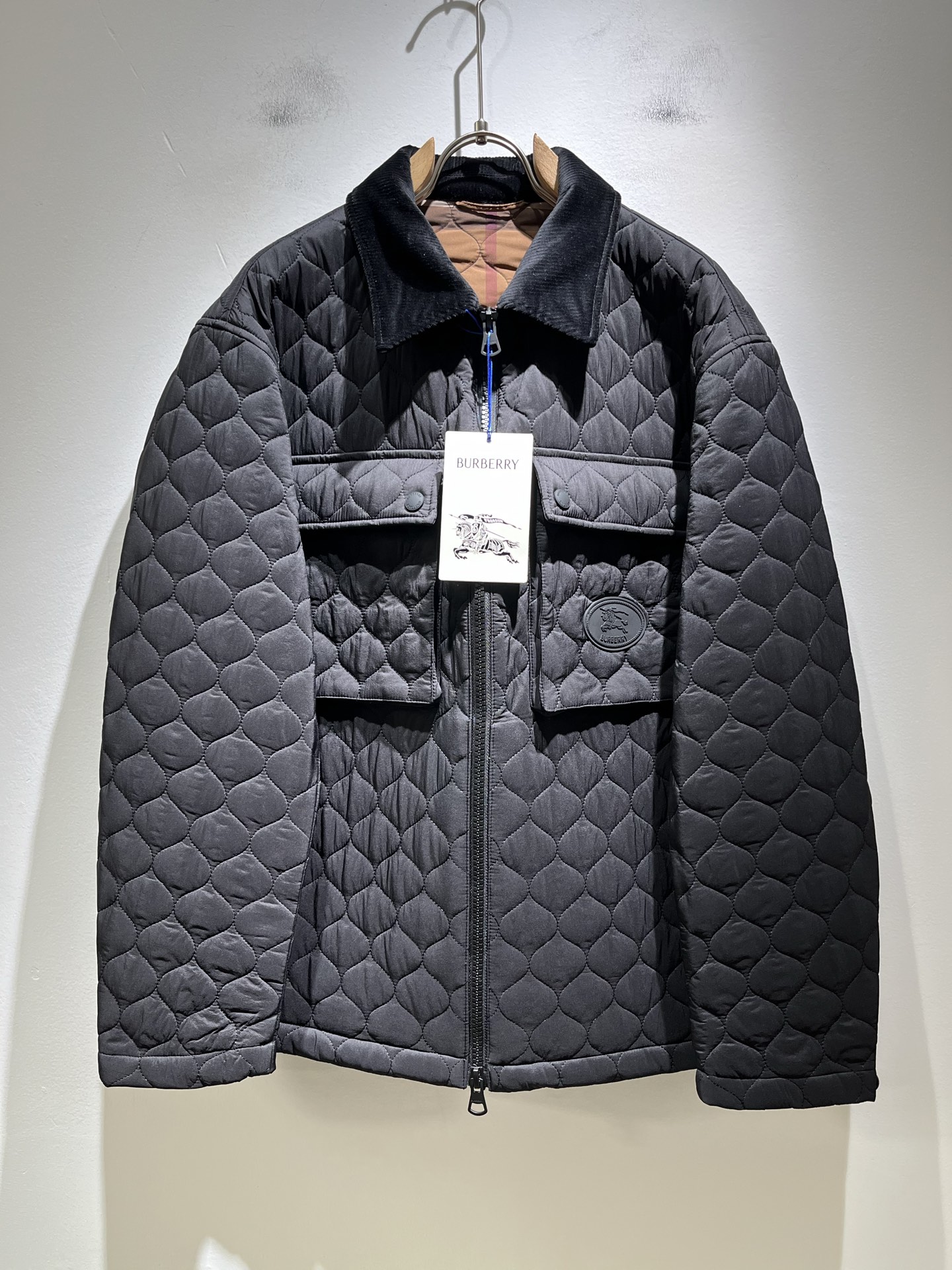 NO:523299,BURBER*Y Ba*li's new autumn and winter cotton jacket is coming. Recently, it is made of more popular polyester fiber fabrics. It is a high-end outdoor sports and leisure series, which is very popular and sports trend!  The latest special material developed by BUR, memory fabric, is also called memory cloth, which refers to fabrics with morphological memory functions, and panoramic plaid pattern design!  Selling all versions on the market in seconds is not a level at all. Whether it is material, detail restoration and craftsmanship, you are not afraid of any challenges. Just to contribute wonderful products to everyone as always and consistently. A style that implements the core concept of BUR closely ties the plaid and fashion, always maintains perfection, a simple but not simple design style perfectly meets the outfit you need in daily life. Size: M-3XL, burberry, jackets & coats, jackets & coats, alexander wang19860909BURBER*Y巴*莉2025秋冬新品棉服夹克外套重磅来袭,最近比较火热聚酯纤维面料制作而成,高端户外运动休闲系列,非常火热运动风潮！BUR最新研发的特殊材质,记忆面料也叫记忆布,是指具有形态记忆功能的面料,全景格子图案设计！秒杀市面上一切版本,只能说根本就不是一个级别的存在,不管是材质还是细节还原度以及工艺制作方面,不惧任何挑战,只为给大家奉献绝妙产物一如既往,始终如一,贯彻了BUR 核心理念的一个款式将格纹与时尚紧紧的捆绑在一起,时刻保持完美,简约而不简单的的设计风格,完美的满足了你日常所需要的穿搭.尺码:M-3XL,,burberry,jackets & coats,jackets & coats,alexander wang,Men's clothing