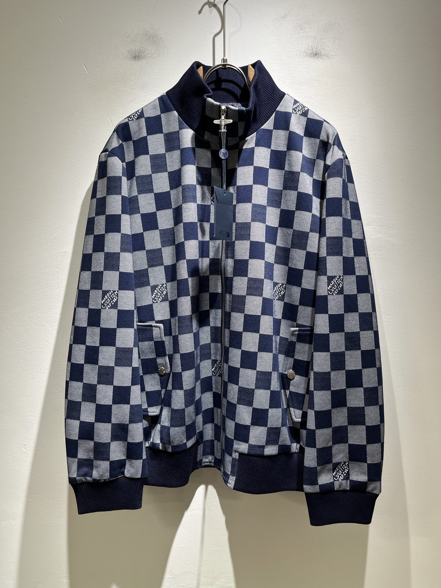 NO:523293,Louis Vuit*on 2025 autumn and winter new light luxury men and women's same jacket jacket, the new high-end of the Louis family, the details and quality are always flawless, heavy industry washing design!  Chili logo hardware pattern design!  If you don’t buy a few Louis items this spring, you are not considered a fashion expert. It interprets Louis’ iconic elements, which are really something that everyone loves. It is super soft and tough, and has excellent breathability. It comes from world-class trade-level OEM channels, with extremely rare quantity and no help after selling out. It is clean and neat. This is the special skill of the Louis family and the latest craftsmanship this quarter. The degree of meticulousness has reached the top, and the loose three-dimensional tailoring design is a unique one. It is a fusion of luxury and fashion!  Size M-3XL, louis vuitton,louis vuitton,jackets & coats,jackets & coats,alexander wang19860909Louis Vuit*on 路易*登 2025秋冬新款轻奢男女同款夹克外套,路易家族的新高端,细节品质永远的那么完美无瑕,重工洗水设计！辣椒logo五金图案设计！今年春季节没有入手几件路易你算不上时尚达人.诠释路易的标志性元素,实属人见人爱的东西.超级柔软且具有韧性,透气感也是绝佳.来自世界级贸易级别的代工厂渠道,数量极其稀少售完无补.干净俐落.这是路易家族的看家绝活也是本季度的最新工艺.细致化程度已经达到顶端了,宽松立体剪裁的版型设计堪称一绝.属于奢华与时尚的融合！尺码M-3XL,,louis vuitton,louis vuitton,jackets & coats,jackets & coats,alexander wang,Men's clothing