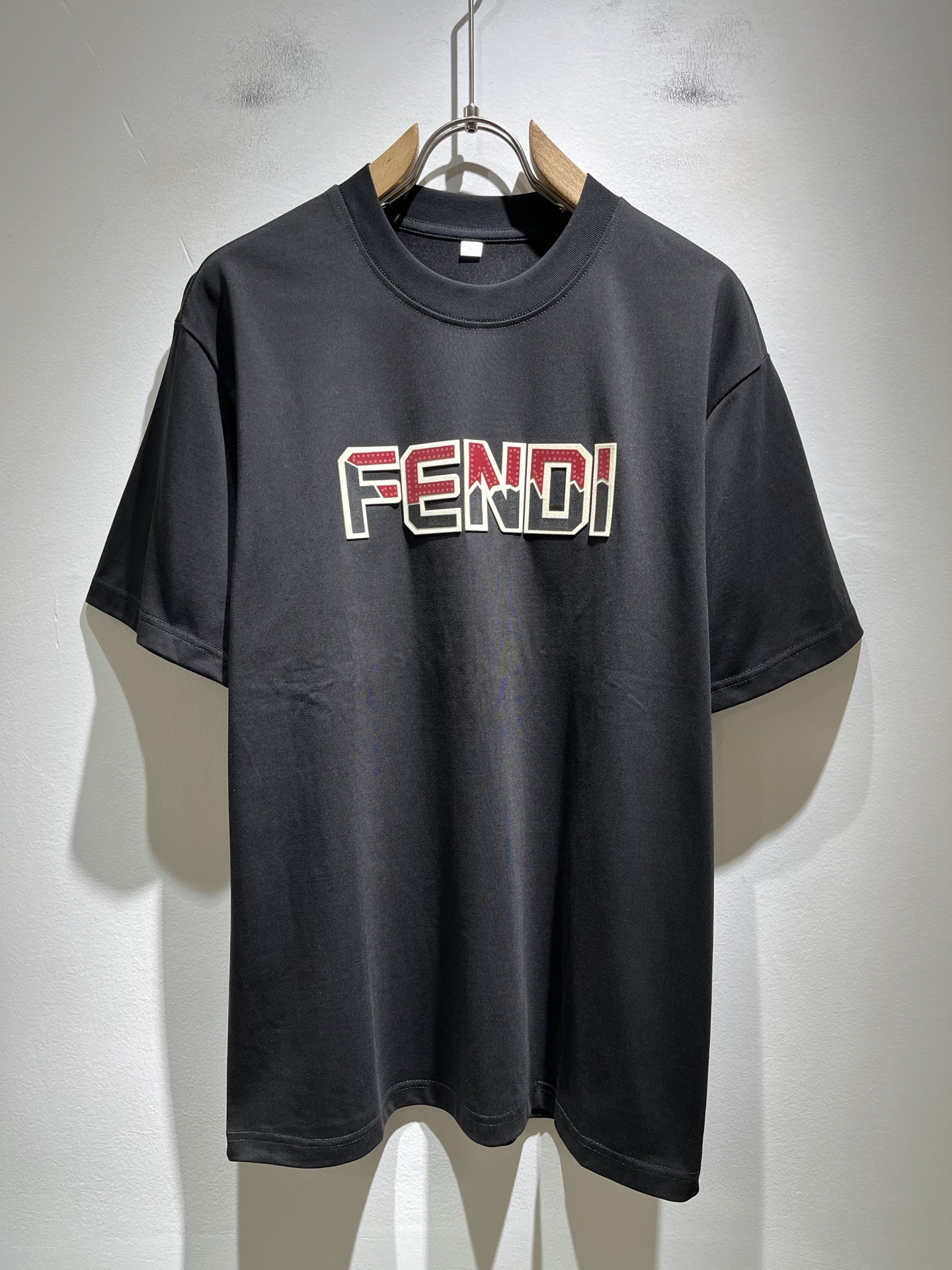 NO:508705,FEN*I FEN*Di's new spring and summer 2025 FD family FF men and women base shirt, versatile and simple short sleeves for men and women. Original Italian orders, popular FD family items, simple and pure colors. The FD family's enduring iconic products, high-quality products with full representation and full specifications, and high-quality products that all FD fans are worth buying!  Pure Yidian channel orders, high-end and popular products from the FD family, very popular items at the moment, and iconic letter logo pattern glue-on modification!  High-end goods worth keeping and giving away to others!  It is trendy and beautiful, with a full sense of trendy atmosphere, and has a very high level and specifications. It uses a very classic black and white color combination, giving people a strong visual impact and has a very high recognition. It is top-quality exclusive pure cotton fabric, created with a soft, delicate and comfortable touch, and has a very high-end and classy appearance!  Perfectly interprets the charm of the brand and leaves a deep impression. It is more fashionable and charming. It has simple, elegant and fashionable upper body, and is even more stressful for outfits!  The inner wear alone is very delicious and beautiful scenery that cannot be ignored!  Size M-4XL, fendi,dior,T-shirt,alexander wang19860909FEN*I 芬*迪2025春夏新款FD家族FF男女同款打底衫,男女同款百搭极简短袖.意大利原厂订单,FD家族人气单品,简约纯色系打造.FD家族经久不衰的标志性臻品,代表性十足,规格感十足的精品,所有FD粉丝都值得抢购的精品！纯正意代渠道订单,FD家族的高奢人气爆款产物,当下十分火爆的单品,标志性字母logo图案压胶修饰！值得自留和送人的高端货！新潮又好看,潮流气息感十足,档次规格感极高,并且采用十分经典的的黑白双色搭配,给人的视觉冲击感相当强烈,有着极高的辨识度,顶级专属纯棉面料,打造,触感柔软细腻舒适,品相相当高级有档次！完美诠释品牌魅力,给人留下深刻印象.更具时尚与韵味,上身简约大方时尚,对于穿搭更是毫无压力！单穿内搭都极有味道,不可忽视的靓丽风景线！ 尺码M-4XL,,fendi,dior,T-shirt,alexander wang,Men's clothing