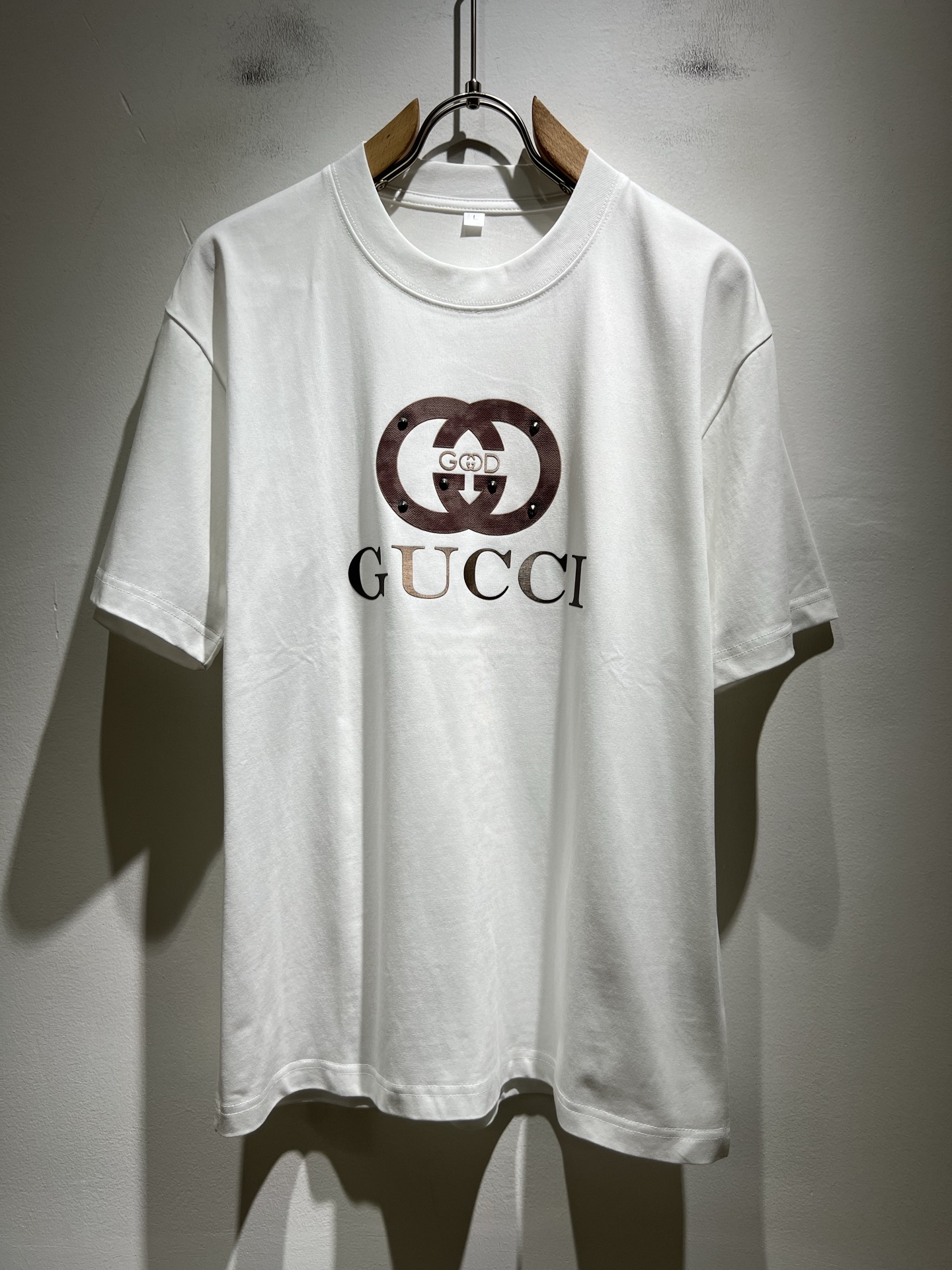 NO:508702,Gucc* Gujia 2025 spring and summer new style for men and women couples casual loose cotton round neck short-sleeved T-shirt!  Trading companies have sparse channels and are released on the official website at the same time!  The latest series of spring and summer 2025, classic fashion design elements, injecting full vitality into the new series. This T-shirt is carefully selected for imported cotton fabrics. The fabric feels skin-friendly and soft and delicate, and the body is panoramic logo printing design!  It has an extremely comfortable and breathable wearing experience. The whole item is very eye-catching and fashionable, and is deeply loved by young people today!  The loose round neck cut is a neutral style regardless of age and gender, suitable for matching all the styles and looks you need in your daily life!  It is recommended to wear couple outfits to go out on the street to make it more pleasing to the eye!  Size M-4XL, gucci, gucci, T-shirt, tees, t-shirt, alexander wang19860909Gucc*古家 2025春夏新款男女同情侣款休闲宽松棉质圆领短袖T恤衫！贸易公司渠道稀出,同步官网发售 ！ 2025春夏最新系列,经典时尚设计元素,为全新系列注入满满活力,这款T恤衫用心甄选客供进口棉面料制成,面料手感亲肤柔软细腻,衣身全景logo印花设计！拥有着无比舒适透气性的穿着体验,整件单品极具吸睛度与时尚感,深受当下年轻人的喜爱！基础宽松的圆领版型裁剪,不分年龄与性别的中性款式,适合搭配你日常所需的所有风格与造型！建议搭配情侣装出街会更为养眼出色！尺码M-4XL,,gucci,gucci,T-shirt,tees，t-shirt,alexander wang,Men's clothing