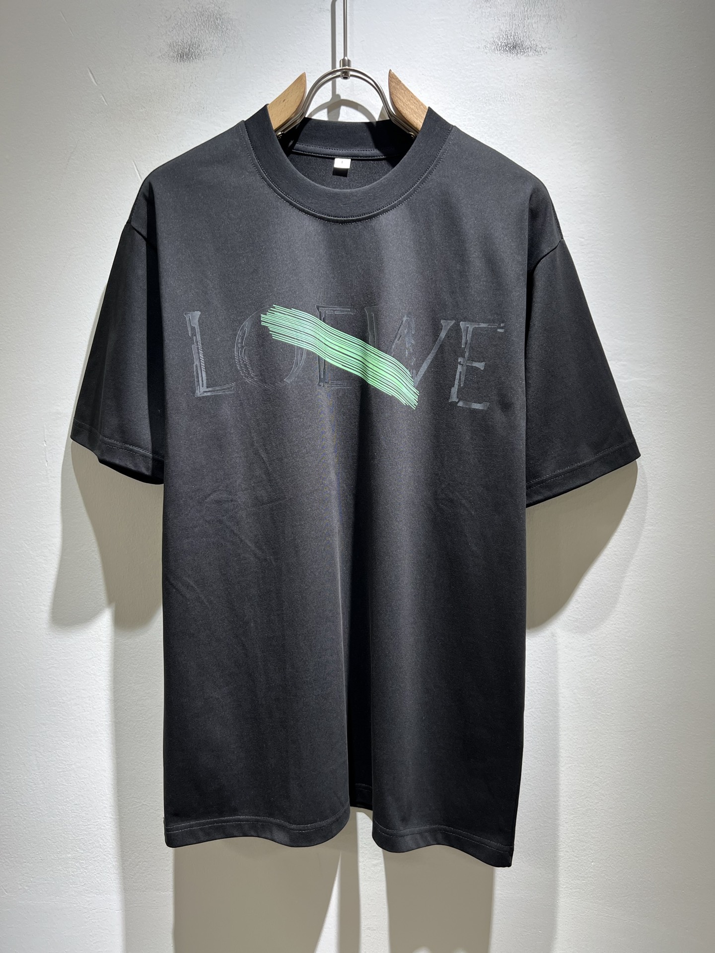 NO:508699,LOE*WE Luo*We 2025 spring and summer new short-sleeved T-shirt for men and women, original Italian order channel, very personalized and high-end style, logo pattern offset printing technology design!  Couple pure cotton short-sleeved T-shirt!  !  The latest fashion trends and popular products are here, and it is another simple and high-end fashion item. It is a fashion product with very high-end outfit charm. It is a must-have item for fashion trends!  Original Italian manufacturer channels, special-level orders, and released at the same time as Hong Kong, Macao and Taiwan buyers. This model is also the latest popular product of Luo Yiweijia this year and the most classic product. Its specifications and grades are beyond doubt!  !  The choice is very diverse, and it can be said that this model naturally has a fresh and natural feeling, showing the brand charm and high-end feeling. The texture of this model is very good, and the heavy weight and brilliant skin-friendliness that can be seen with hands are even better, and it is a complete enjoyment of wearing!  !  Size: M-4XL, loewe, loewe, T-shirt,tees, t-shirt,alexander wang19860909LOE*WE罗*威 2025春夏新款男女同款短袖T恤,意大利原厂订单渠道,极具个性高级风,标志logo图案压胶印花工艺设计！情侣款纯棉短袖T恤！！最新时尚潮流人气产物驾到,又是一款简约高级的时尚单品,穿搭魅力十分高级不俗的时尚产物 ,时尚潮流必备单品！意大利原厂渠道,特供级别订单,同步港澳台买手店发布,此款也是罗意威家今年的最新人气产物,也是最经典的产物,其规格跟档次更是毋庸置疑！！ 选择极具多样化,言而喻此款自然具备那种清新自然的感觉,彰显品牌魅力与高级感,此款的质感十分的到位,用手可以感知的重磅跟出彩亲肤程度更是上佳,十足的穿着享受！！尺码: M-4XL,,loewe,loewe,T-shirt,tees，t-shirt,alexander wang,Men's clothing