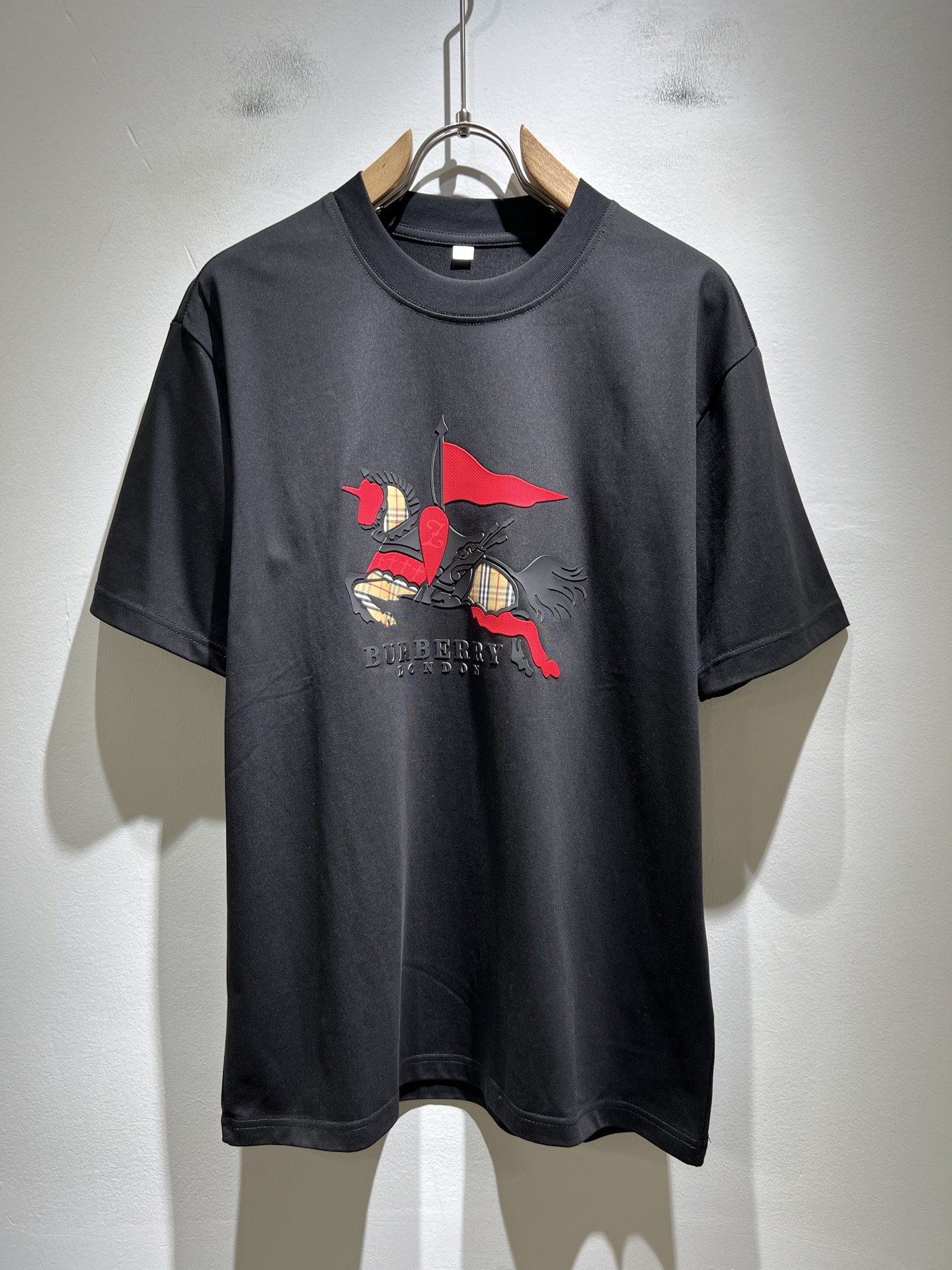 NO:508695,BURBER*Y Ba*li's new spring and summer 2025 short-sleeved T-shirt for men and women, is coming, and is made of a popular environmentally friendly pure cotton fabric recently. It is a high-end outdoor sports and leisure series, which is very popular in sports!  BUR's latest special material, logo pattern glue pressing design!  Fabric is also called memory cloth, which refers to fabrics with morphological memory functions. It instantly kills all versions on the market. It can only be said that it is not a level at all. Whether it is material, detail restoration and craftsmanship, you are not afraid of any challenges. Just to contribute wonderful products to everyone. As always, it is consistent. A style that implements the core concept of BUR will be closely tied to fashion, always maintaining perfection, a simple but not simple design style that perfectly meets the outfit you need in daily life. Size: M-4XL, burberry, T-shirt, tees, t-shirt, alexander wang19860909BURBER*Y巴*莉2025春夏新品男女同款短袖T恤,重磅来袭,最近比较火热的环保纯棉面料制作而成,高端户外运动休闲系列,非常火热运动风潮！BUR最新研发的特殊材质,标志logo图案压胶设计！面料也叫记忆布,是指具有形态记忆功能的面料,秒杀市面上一切版本,只能说根本就不是一个级别的存在,不管是材质还是细节还原度以及工艺制作方面,不惧任何挑战,只为给大家奉献绝妙产物一如既往,始终如一,贯彻了BUR核心理念的一个款式将与时尚紧紧的捆绑在一起,时刻保持完美,简约而不简单的的设计风格,完美的满足了你日常所需要的穿搭.尺码:M-4XL,,burberry,T-shirt,tees，t-shirt,alexander wang,Men's clothing