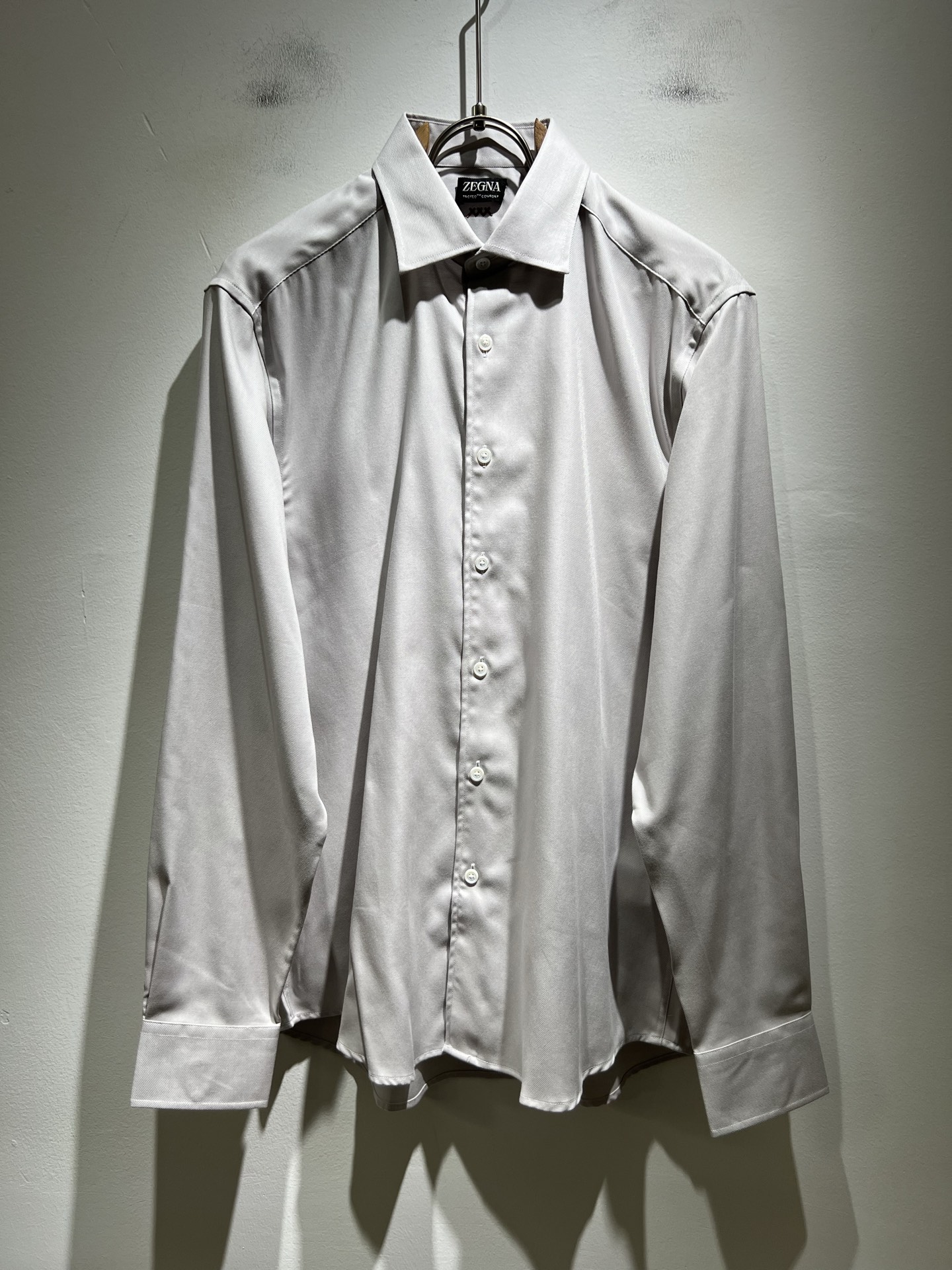 NO:509450,Ermenegildo Zeg*aJia 2025 early autumn new men's shirt, foreign trade company order!  Customer-supplied poplin cotton material, it is one of the classic exclusive fabrics of Zenia!  The texture is light, soft and delicate, but the shape is straight and stylish!  It adopts a multi-layer structure and has windproof performance. The pockets are decorated with details and are extremely luxurious... Perfectly interpreting high-quality quality. Customized original hardware is available for customers!  Size S-2XL, zegna,alexander wang19860909Ermenegildo Zeg*a杰*亚 2025早秋新款男士衬衣,外贸公司订单！客供府绸棉材质,是杰尼亚经典的专有织物之一！ 质地轻盈、触感又柔软细腻、但型态又笔挺有型！ 采用多层结构、具备防风性能. 口袋饰有细节、奢华极致… 完美演绎高品质品相.客供定制原版五金！尺码S-2XL,,zegna,alexander wang,Men's clothing
