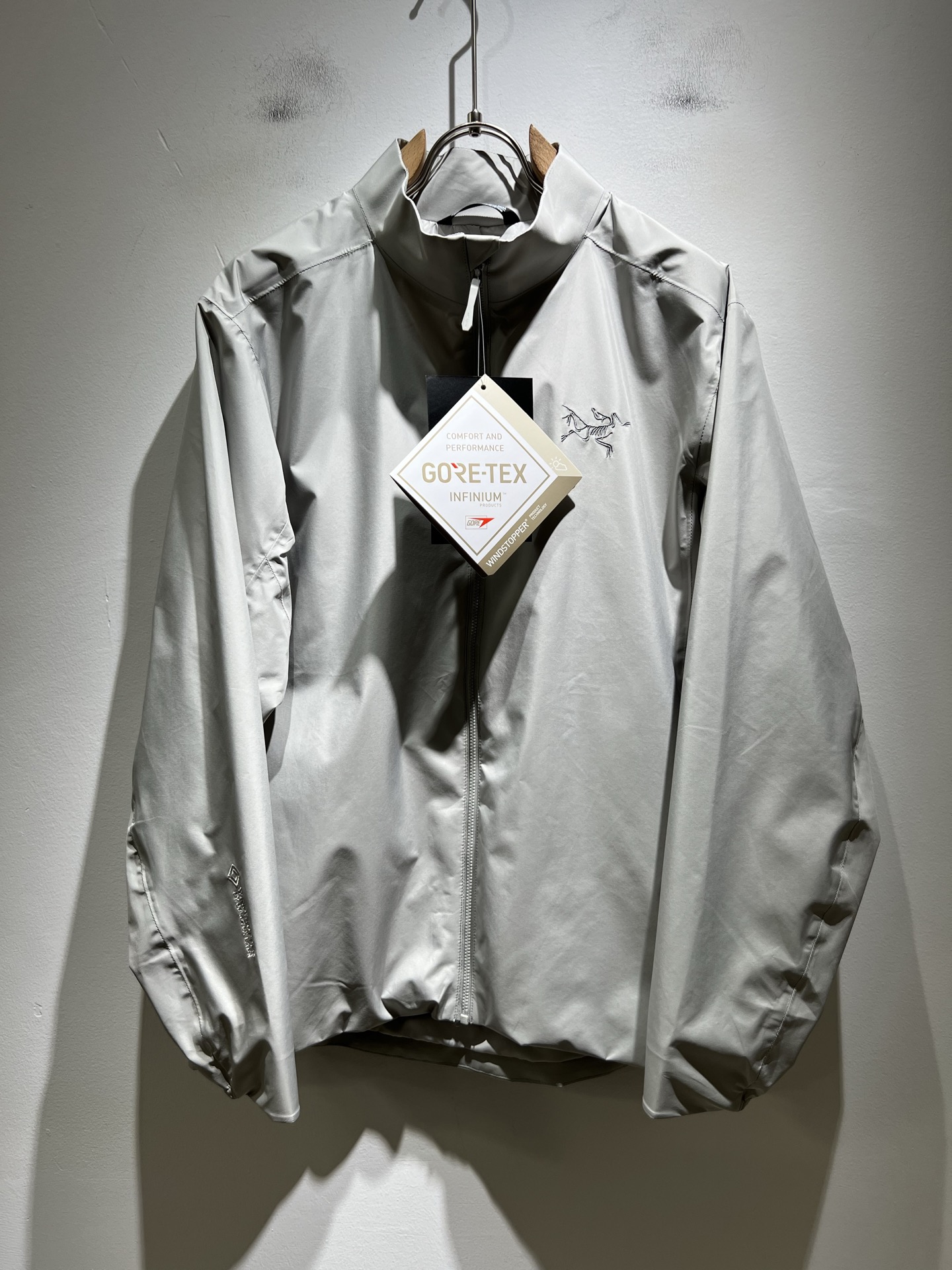 NO:508679,ARCTER*X Original Archaeological Bird 2025 early autumn new men and women's same jacket jacket, outdoor brands may first think of Canadian goose and Archaeological Bird. It gives people a feeling of trying out the label!  In addition to being quite accomplished in style design, the most obvious or most expert should be to have deeper and unique insights and attainments in fabrics. Through continuous structural research and problem-solving, and characterized by unique research on fabrics, these alone are enough to support it to become the first new logo brand image in the clothing manufacturing industry. This model is made of quick-drying fabric!  Through precision, the hand feels smooth and soft, and both has natural beauty and comfort. The large body style is cut cleanly and cleanly, and the fabric shows a different hazy structural beauty. It is made of exclusive mold customization. The fabric and its technology test the workers, can be smooth and smooth without wrinkles!  Embroidery design on chest logo pattern!  It really tests the handmade work of every master!  It makes the overall clean and neat, without leaving any thread. Now the neutrality that pursues life is more refined in life!  Size S-2XL, arc'teryx,jackets & coats,jackets & coats,alexander wang19860909ARCTER*X始*祖鸟 2025早秋新款男女同款夹克外套,户外品牌可能大家第一想到的就是加拿大鹅、始祖鸟.给人一种标签试的感觉！除了在款式设计上颇有造诣之外,最明显或者说最为拿手的,应该就是在面料上的拥有更深独特见解跟造诣了.通过不断地结构研究和问题处理,在以面料独特研究为特征,仅凭这些就已经足以支撑其成为服装制造行业中,首屈可数的新标志品牌形象.此款采用速干面料材质！通过精工手感细滑柔软,同时兼具自然美感跟舒适度.大身上版型裁剪简洁干净,面料上显现出了不一样朦胧的结构性美感来.独家开模定制而成,面料及其考验工人的技术,能做到平整服帖又不起皱！胸前logo图案刺绣设计！真的是很考验每位师傅的手工制作！使得整体干净利索,不留一丝线头.现在对于生活有所追求的中性也在生活中更为精致！尺码S-2XL,arc'teryx,jackets & coats,jackets & coats,alexander wang,Men's clothing