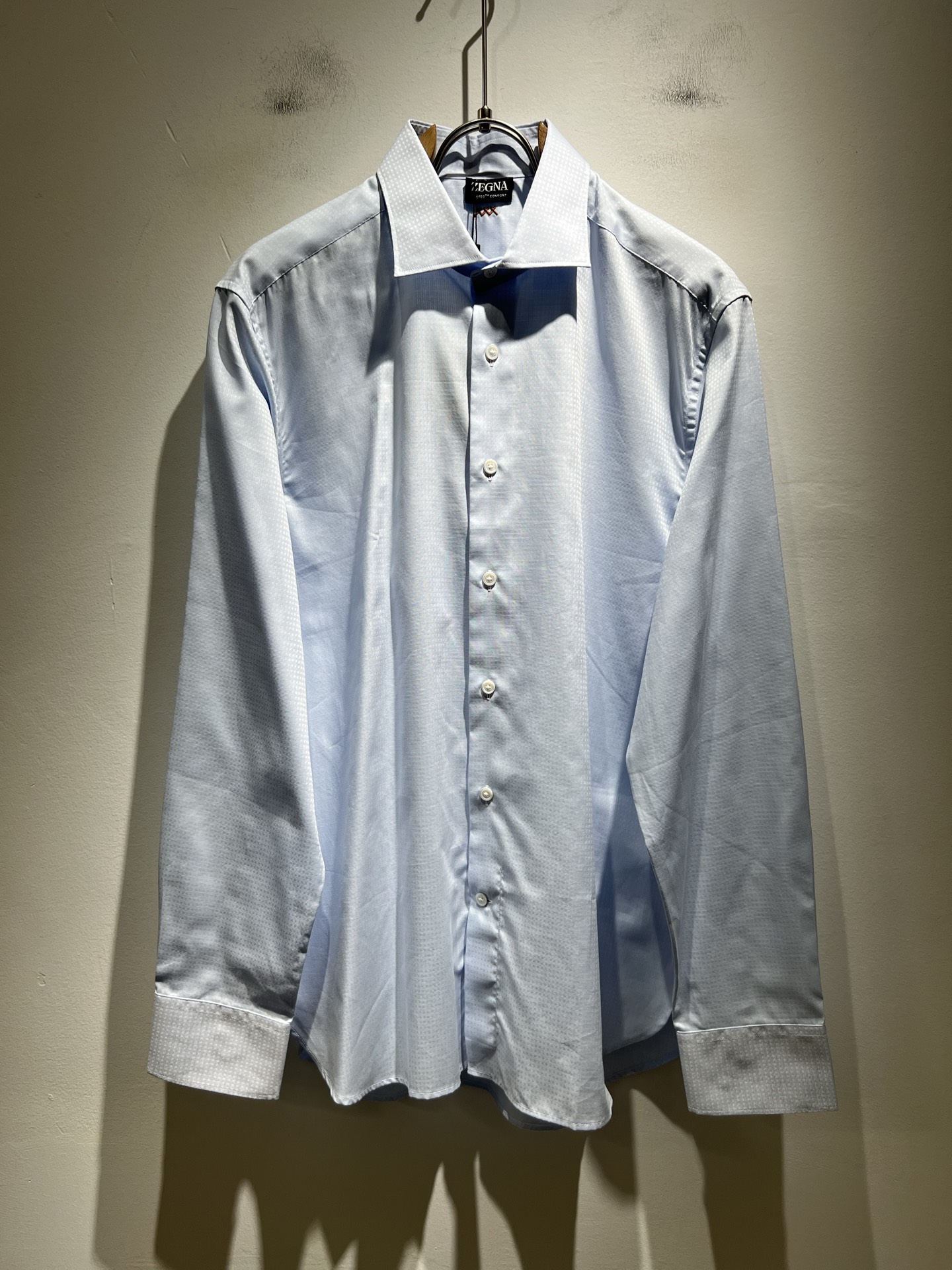 NO:508675,Ermenegildo Zeg*aJia 2025 early autumn new men's shirt, foreign trade company order!  Customer-supplied poplin cotton material, it is one of the classic exclusive fabrics of Zenia!  The texture is light, soft and delicate, but the shape is straight and stylish!  It adopts a multi-layer structure and has windproof performance. The pockets are decorated with details and are extremely luxurious... Perfectly interpreting high-quality quality. Customized original hardware is available for customers!  Size S-2XL, zegna,alexander wang19860909Ermenegildo Zeg*a杰*亚 2025早秋新款男士衬衣,外贸公司订单！客供府绸棉材质,是杰尼亚经典的专有织物之一！ 质地轻盈、触感又柔软细腻、但型态又笔挺有型！ 采用多层结构、具备防风性能. 口袋饰有细节、奢华极致… 完美演绎高品质品相.客供定制原版五金！尺码S-2XL,,zegna,alexander wang,Men's clothing