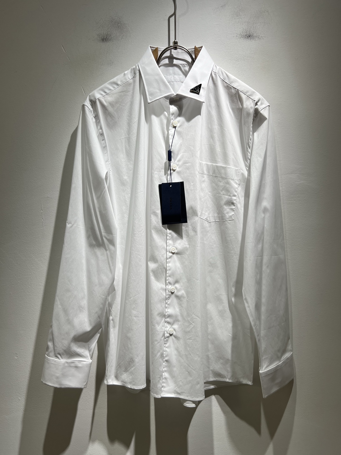 NO:508709,PRAD*A Pu*da 2025 early autumn new casual men's shirt, the latest fashionable casual neckline logo hardware modification!  Trading companies have sparse channels and are released on the official website at the same time. The most anticipated high-quality products are coming, with high-end customized poplin cotton material!  Let you feel what is truly high luxury and connotation! This model is made of P-made professionally customized poplin cotton fabric. The surface is neat and smooth and shiny. The texture is obvious through the screen. It perfectly enhances the overall luxury and class, and can get a high-end luxury atmosphere at a glance! Basic regular style cutting, versatile and simple upper body, not picky, and easy to deal with various occasions and environments. It is undoubtedly a must-have item for daily commuting! Size S-2XL, prada, alexander wang19860909PRAD*A普*达2025早秋新款休闲男士衬衣,最新时尚休闲领口logo五金修饰！贸易公司渠道稀出,同步官网发售,最为期待的精品狠货重磅来袭,高端定制府绸棉材质！让你感受到什么叫真正的高奢有内涵!此款选用了P家专业定制府绸棉面料制成,表面整洁光滑且富有光泽,质感透过屏幕都显而易 完美提升了整体的奢华档次感,一眼就能Get到的高端奢华气息!基础常规的版型裁剪,上身百搭简约不挑人,轻松应对各种场合与环境,属于日常通勤必备的臻品无疑!尺码S-2XL,,prada,alexander wang,Men's clothing