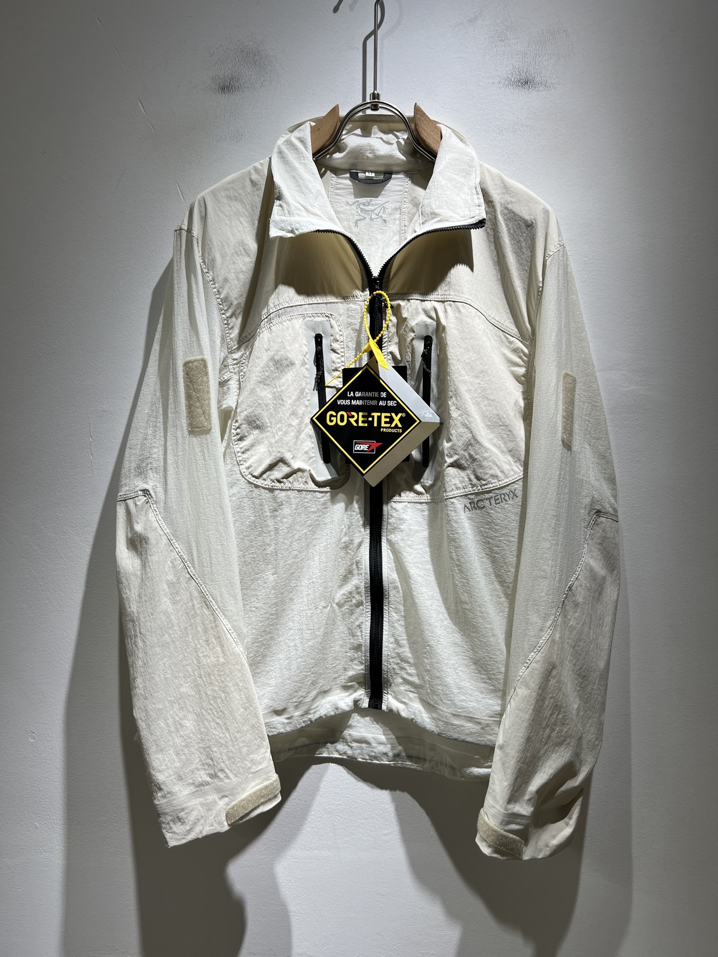 NO:508683,ARCTER*X Original Archaeological Bird 2025 spring and summer new sunscreen jacket for men and women, outdoor brands may first think of Canadian goose and Archaeological Bird. It gives people a feeling of trying out the label!  In addition to being quite accomplished in style design, the most obvious or most expert should be to have deeper and unique insights and attainments in fabrics. Through continuous structural research and problem-solving, and characterized by unique research on fabrics, these alone are enough to support it to become the first new logo brand image in the clothing manufacturing industry. This model is made of quick-drying fabric!  Through precision, the hand feels smooth and soft, and both has natural beauty and comfort. The large body style is cut cleanly and cleanly, and the fabric shows a different hazy structural beauty. It is made of exclusive mold customization. The fabric and its technology test the workers, can be smooth and smooth without wrinkles!  Chest logo pattern printing design!  It really tests the handmade work of every master!  It makes the overall clean and neat, without leaving any thread. Now the neutrality that pursues life is more refined in life!  Size S-2XL, arc'teryx,jackets & coats,jackets & coats,alexander wang19860909ARCTER*X始*祖鸟 2025春夏新款男女同款防晒衣夹克外套,户外品牌可能大家第一想到的就是加拿大鹅、始祖鸟.给人一种标签试的感觉！除了在款式设计上颇有造诣之外,最明显或者说最为拿手的,应该就是在面料上的拥有更深独特见解跟造诣了.通过不断地结构研究和问题处理,在以面料独特研究为特征,仅凭这些就已经足以支撑其成为服装制造行业中,首屈可数的新标志品牌形象.此款采用速干面料材质！通过精工手感细滑柔软,同时兼具自然美感跟舒适度.大身上版型裁剪简洁干净,面料上显现出了不一样朦胧的结构性美感来.独家开模定制而成,面料及其考验工人的技术,能做到平整服帖又不起皱！胸前logo图案印花设计！真的是很考验每位师傅的手工制作！使得整体干净利索,不留一丝线头.现在对于生活有所追求的中性也在生活中更为精致！尺码S-2XL,arc'teryx,jackets & coats,jackets & coats,alexander wang,Men's clothing