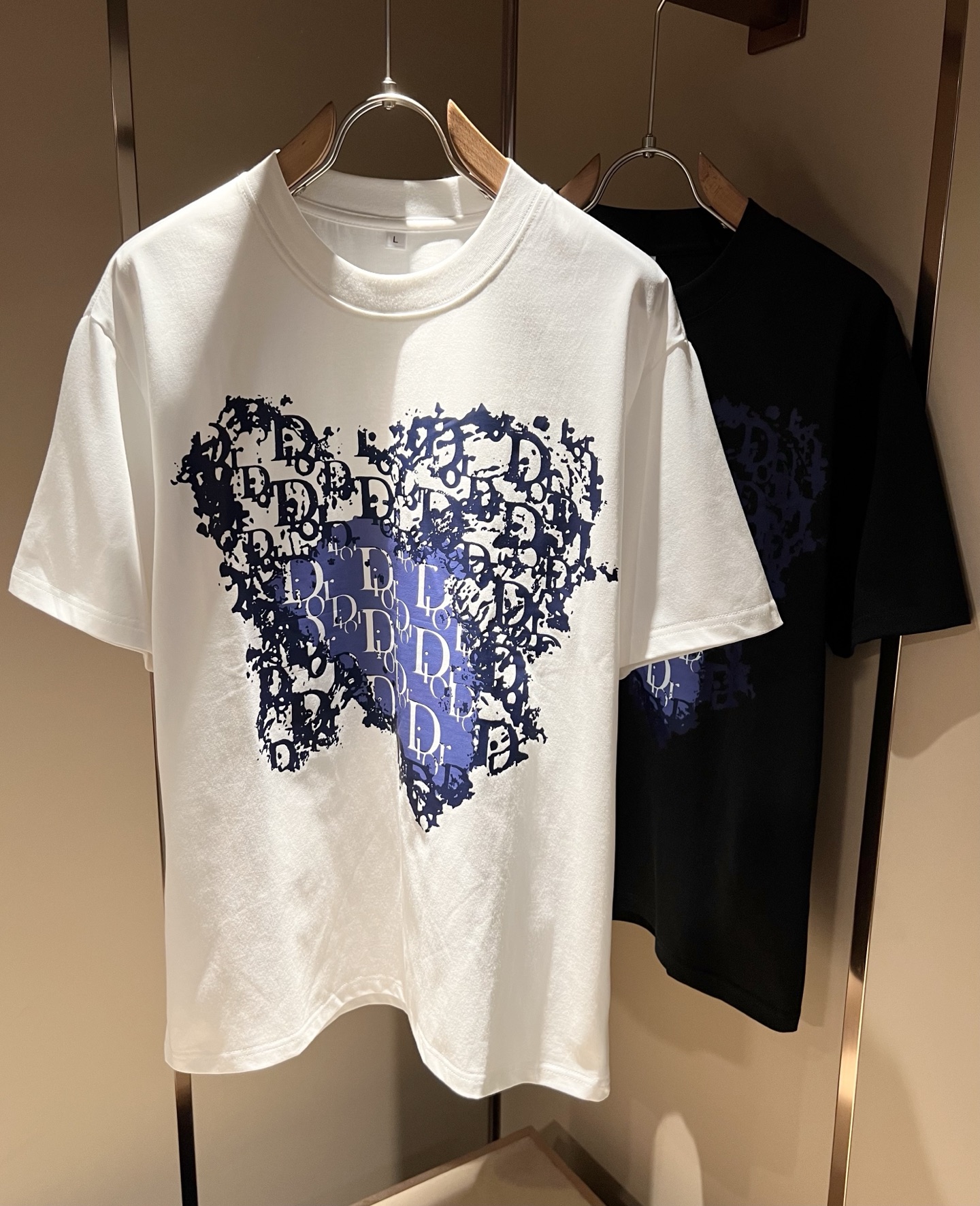 NO:508682,Dio*Dijia 2025 spring and summer new short-sleeved T-shirt for men and women, and the counter is available at the same time!  Customized exclusive 260g pure cotton fabric, customized original craft threads, chest logo pattern glue pressing technology design!  Simple and generous, calm and versatile, extremely high-end, perfectly integrated with fashion and style, a top fashionable style that perfectly suits the outside wear!  The overall feeling is natural!  The ultimate classic versatile short-sleeved T-shirt is designed with the latest three-dimensional letter logo print elements!  The ultimate perfection of heavy industry!  Fans who pursue high quality are please buy them by themselves, and all fans who know the goods are invited to appreciate this model together!  !  Color black white Size M-4XL,,dior,dior,T-shirt,tees,t-shirt,alexander wang19860909Dio*迪家 2025春夏新款男女同款短袖T恤,专柜同步发售！定制专属260克纯棉面料,定制原版工艺螺纹,胸前logo图案压胶工艺设计！简约大方,从容百搭,档次极高,完美融入时尚还有风情感一款完美符合外穿的顶尖时髦气质款！整体给人浑然天成的感觉！极致经典的百搭型短袖T恤,采用最新的立体字母logo印花元素设计！极致的重工极致的完美！追求高品质的粉丝们请自行抢购,诚邀所有识货的粉丝一同鉴赏此款！！颜色黑色 白色 尺码M-4XL,,dior,dior,T-shirt,tees，t-shirt,alexander wang,Men's clothing