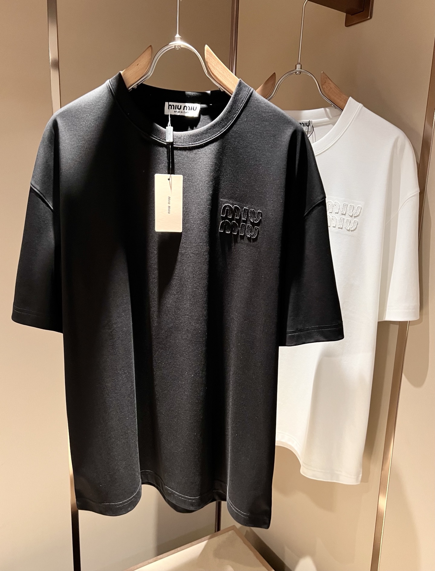 NO:508667,MIUMIU Miserable 2025 Spring and Summer New Men and Women's Same Short-sleeved T-shirt, the latest brand design elements!  Neither monotonous nor complicated, it shows taste just right!  Customer-supplied top-level patch logo design!  Comfortable, sweat-absorbing and breathable, the unique high-end fabric presents a simple and elegant temperament!  Chest logo patch design!  Full three-dimensional! Standard cutting design!  Every detail is a synchronized with high-end fashion. Size: S-2XL, miumiu, T-shirt, tees, t-shirt, alexander wang19860909MIUMIU 谬谬2025春夏新款男女同款短袖T恤,品牌最新设计元素！既不单调也不复杂,恰到好处的展现品味！客供顶级贴布logo设计！舒适吸汗透气根本不在话下,面料独具的高奢感呈现简约优雅气质！胸前logo贴布设计！饱满立体!标准裁剪设计！每一处细节都是与高端时尚同步的体现.尺码:S-2XL,,miumiu,T-shirt,tees，t-shirt,alexander wang,Men's clothing