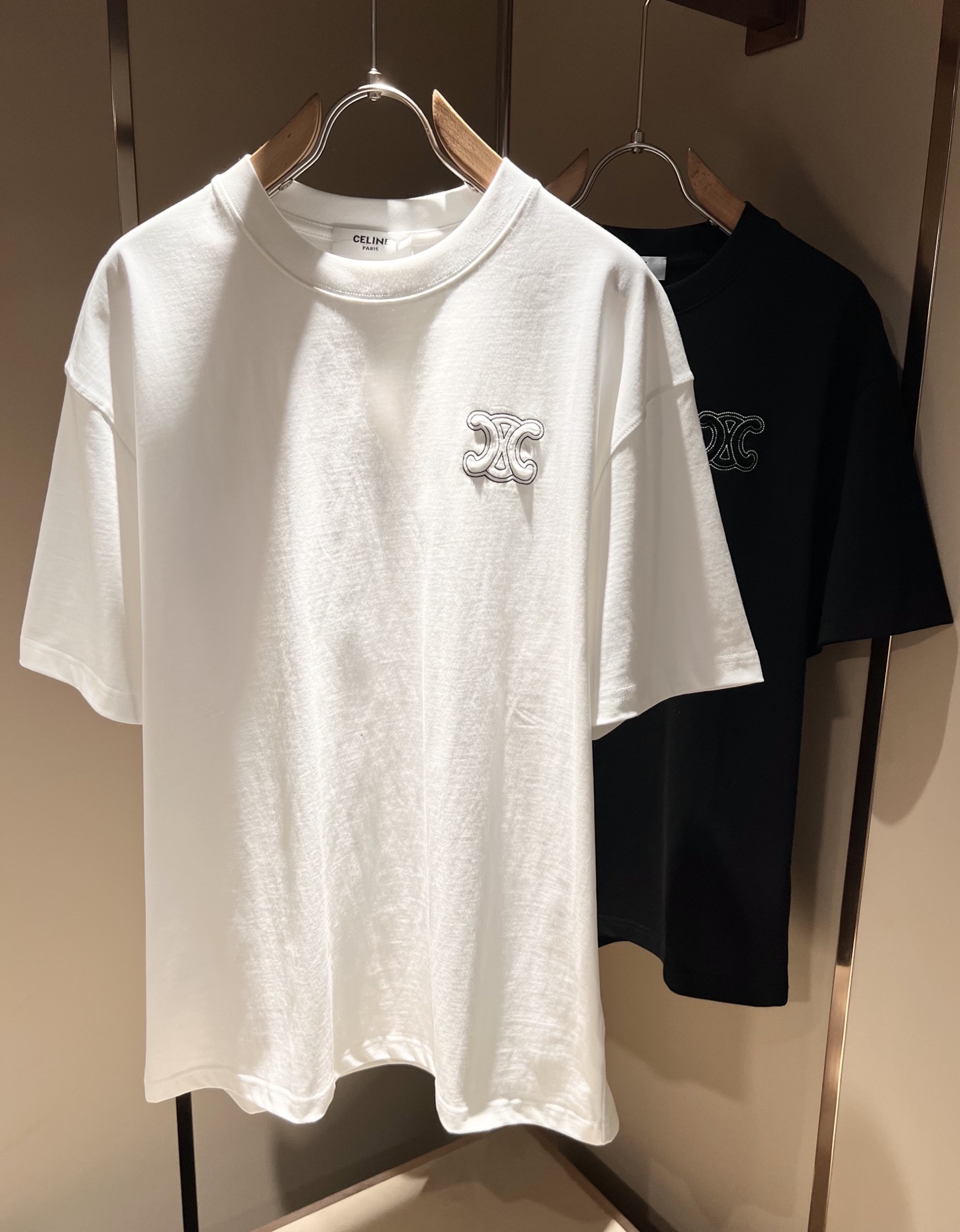 NO:508674,CELIN*Serin 2025 spring and summer new fashionable casual round neck short-sleeved T-shirt, classic couple short-sleeved T-shirt for men and women!  Trading companies have sparse channels and are released on the official website at the same time!  25-year-old fashion new styles are recommended. CE, which is increasingly bursting into new young forces, is indeed exciting to keep the classics while constantly integrating younger elements!  This short Tee, which is newly released in early spring, has a classic logo embroidery design on the chest!  The contrasting collar design with simple and high-end colors is enough to highlight a brand new theme, and the style setting that takes into account both retro and fashionable can cope with all kinds of temperament styles!  The logo has clear three-dimensional details, highlighting the perfect quality and texture!  Customer-supplied custom-woven cotton fabrics, and they are super white in color. Everyone should hurry up and take them away!  Size S-2XL, celine, T-shirt,tees, t-shirt,alexander wang19860909CELIN*瑟琳 2025春夏新款时尚休闲圆领短袖T恤,经典男女同款情侣短袖T恤衫！贸易公司渠道稀出,同步官网发售！25年早春时尚新款推荐,越来越向年轻新势力迸发的CE,除了保留经典的同时,不断融入年轻化元素,确实令人期待！这款早春最新发售的短Tee,胸前经典Logo刺绣工艺设计！搭色简约而又不失高级感的撞色领口设计,足以凸显出全新的主题,复古与时髦兼顾的风格设定,可以应对各种气质范儿穿搭！logo清晰立体的细节,凸显完美的品相与质感！客供定织全棉面料,并且超级显白配色,各位抓紧时间带走吧！尺码S-2XL,,celine,T-shirt,tees，t-shirt,alexander wang,Men's clothing