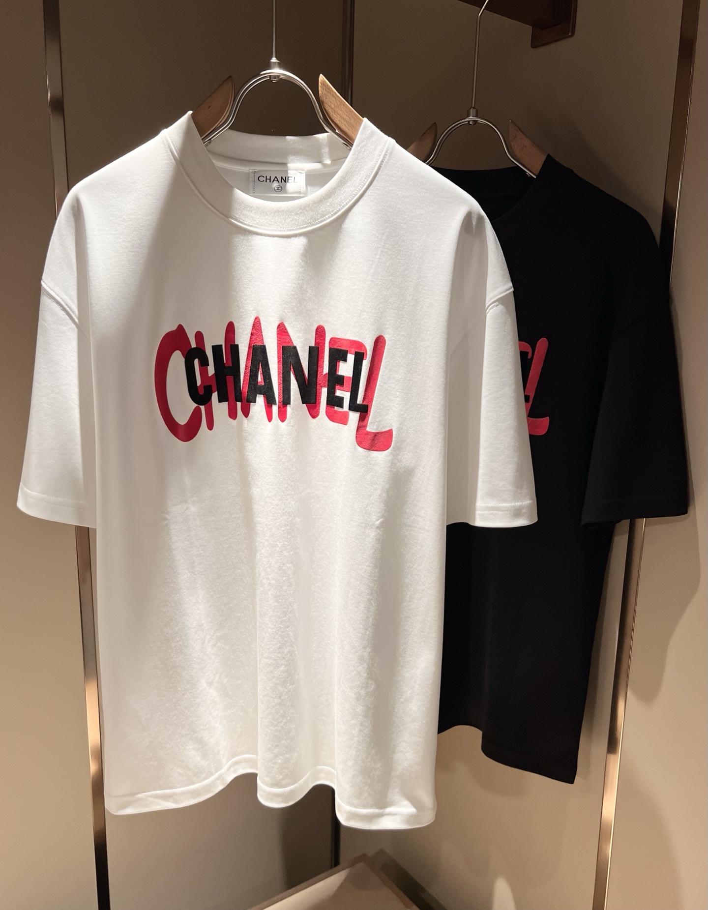 NO:508663,CELIN*Serin 2025 spring and summer new fashionable casual round neck short-sleeved T-shirt, classic couple short-sleeved T-shirt for men and women!  Trading companies have sparse channels and are released on the official website at the same time!  25-year-old fashion new styles are recommended. CE, which is increasingly bursting into new young forces, is indeed exciting to keep the classics while constantly integrating younger elements!  This short Tee, which is newly released in early spring, has a classic logo velvet printing technology design on the chest!  The contrasting collar design with simple and high-end colors is enough to highlight a brand new theme, and the style setting that takes into account both retro and fashionable can cope with all kinds of temperament styles!  The logo has clear three-dimensional details, highlighting the perfect quality and texture!  Customer-supplied custom-woven cotton fabrics, and they are super white in color. Everyone should hurry up and take them away!  Size S-2XL, celine, T-shirt,tees, t-shirt,alexander wang19860909CELIN*瑟琳 2025春夏新款时尚休闲圆领短袖T恤,经典男女同款情侣短袖T恤衫！贸易公司渠道稀出,同步官网发售！25年早春时尚新款推荐,越来越向年轻新势力迸发的CE,除了保留经典的同时,不断融入年轻化元素,确实令人期待！这款早春最新发售的短Tee,胸前经典Logo压绒印花工艺设计！搭色简约而又不失高级感的撞色领口设计,足以凸显出全新的主题,复古与时髦兼顾的风格设定,可以应对各种气质范儿穿搭！logo清晰立体的细节,凸显完美的品相与质感！客供定织全棉面料,并且超级显白配色,各位抓紧时间带走吧！尺码S-2XL,,celine,T-shirt,tees，t-shirt,alexander wang,Men's clothing