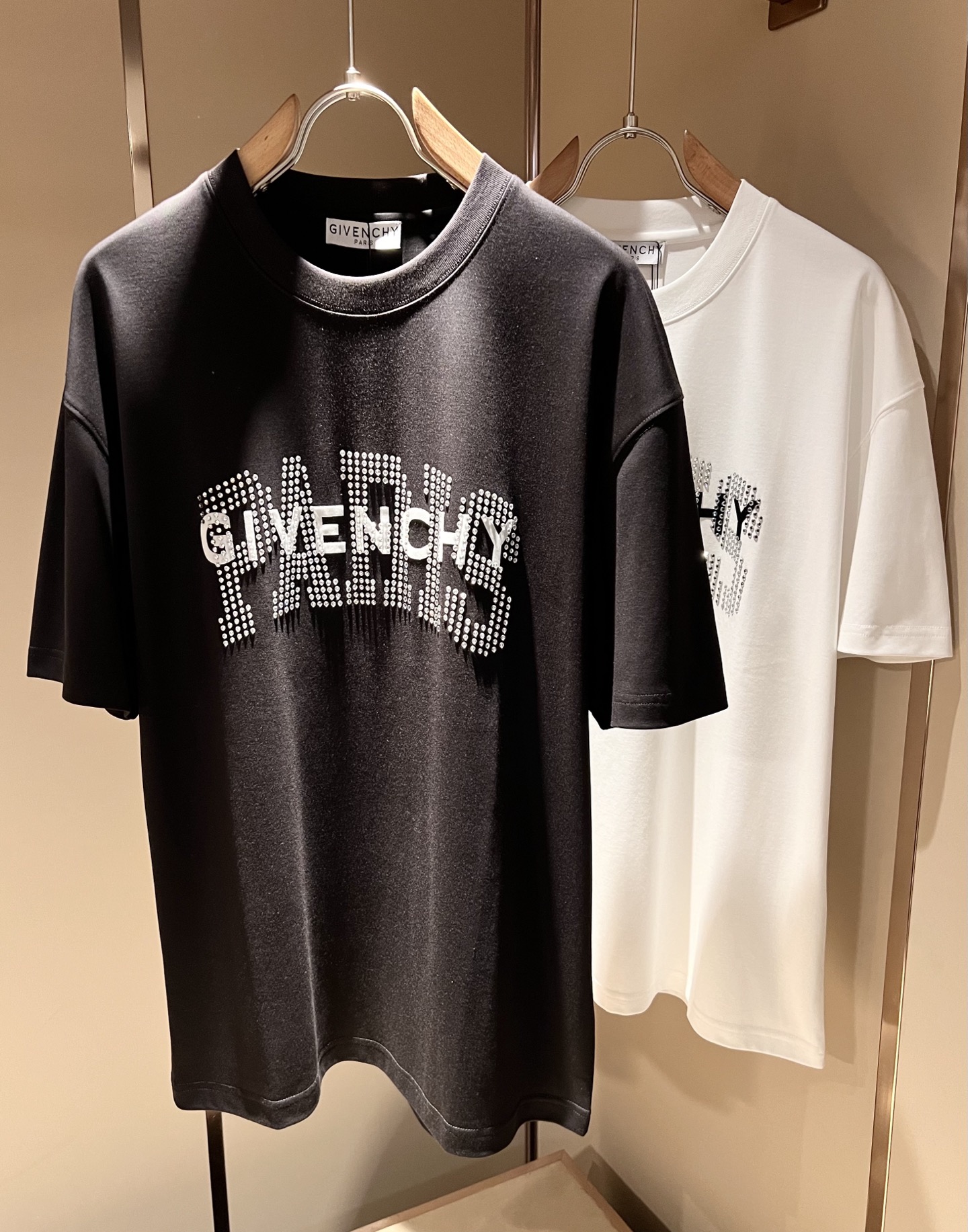 NO:508651,CELIN*Serin 2025 spring and summer new fashionable casual round neck short-sleeved T-shirt, classic couple short-sleeved T-shirt for men and women!  Trading companies have sparse channels and are released on the official website at the same time!  25-year-old fashion new styles are recommended. CE, which is increasingly bursting into new young forces, is indeed exciting to keep the classics while constantly integrating younger elements!  This short Tee, which is newly released in early spring, has a classic logo on the chest to press and iron the diamond process design!  The contrasting collar design with simple and high-end colors is enough to highlight a brand new theme, and the style setting that takes into account both retro and fashionable can cope with all kinds of temperament styles!  The logo has clear three-dimensional details, highlighting the perfect quality and texture!  Customer-supplied custom-woven cotton fabrics, and they are super white in color. Everyone should hurry up and take them away!  Size S-2XL, celine, T-shirt,tees, t-shirt,alexander wang19860909CELIN*瑟琳 2025春夏新款时尚休闲圆领短袖T恤,经典男女同款情侣短袖T恤衫！贸易公司渠道稀出,同步官网发售！25年早春时尚新款推荐,越来越向年轻新势力迸发的CE,除了保留经典的同时,不断融入年轻化元素,确实令人期待！这款早春最新发售的短Tee,胸前经典Logo压胶烫钻工艺设计！搭色简约而又不失高级感的撞色领口设计,足以凸显出全新的主题,复古与时髦兼顾的风格设定,可以应对各种气质范儿穿搭！logo清晰立体的细节,凸显完美的品相与质感！客供定织全棉面料,并且超级显白配色,各位抓紧时间带走吧！尺码S-2XL,,celine,T-shirt,tees，t-shirt,alexander wang,Men's clothing