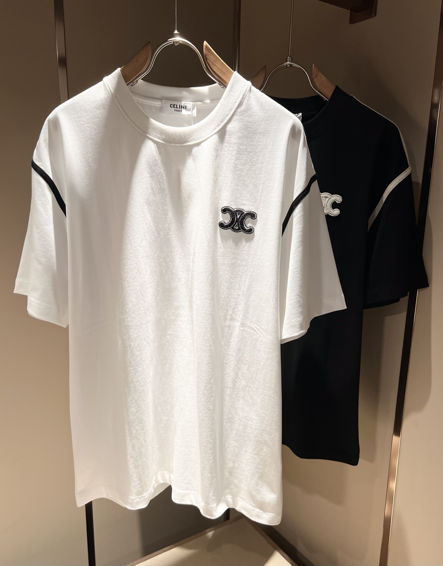 NO:508659,CELIN*Serin 2025 spring and summer new fashionable casual round neck short-sleeved T-shirt, classic couple short-sleeved T-shirt for men and women!  Trading companies have sparse channels and are released on the official website at the same time!  25-year-old fashion new styles are recommended. CE, which is increasingly bursting into new young forces, is indeed exciting to keep the classics while constantly integrating younger elements!  This short Tee, which is newly released in early spring, has a classic logo embroidery design on the chest!  The contrasting collar design with simple and high-end colors is enough to highlight a brand new theme, and the style setting that takes into account both retro and fashionable can cope with all kinds of temperament styles!  The logo has clear three-dimensional details, highlighting the perfect quality and texture!  Customer-supplied custom-woven cotton fabrics, and they are super white in color. Everyone should hurry up and take them away!  Size S-2XL, celine, T-shirt,tees, t-shirt,alexander wang19860909CELIN*瑟琳 2025春夏新款时尚休闲圆领短袖T恤,经典男女同款情侣短袖T恤衫！贸易公司渠道稀出,同步官网发售！25年早春时尚新款推荐,越来越向年轻新势力迸发的CE,除了保留经典的同时,不断融入年轻化元素,确实令人期待！这款早春最新发售的短Tee,胸前经典Logo刺绣工艺设计！搭色简约而又不失高级感的撞色领口设计,足以凸显出全新的主题,复古与时髦兼顾的风格设定,可以应对各种气质范儿穿搭！logo清晰立体的细节,凸显完美的品相与质感！客供定织全棉面料,并且超级显白配色,各位抓紧时间带走吧！尺码S-2XL,,celine,T-shirt,tees，t-shirt,alexander wang,Men's clothing