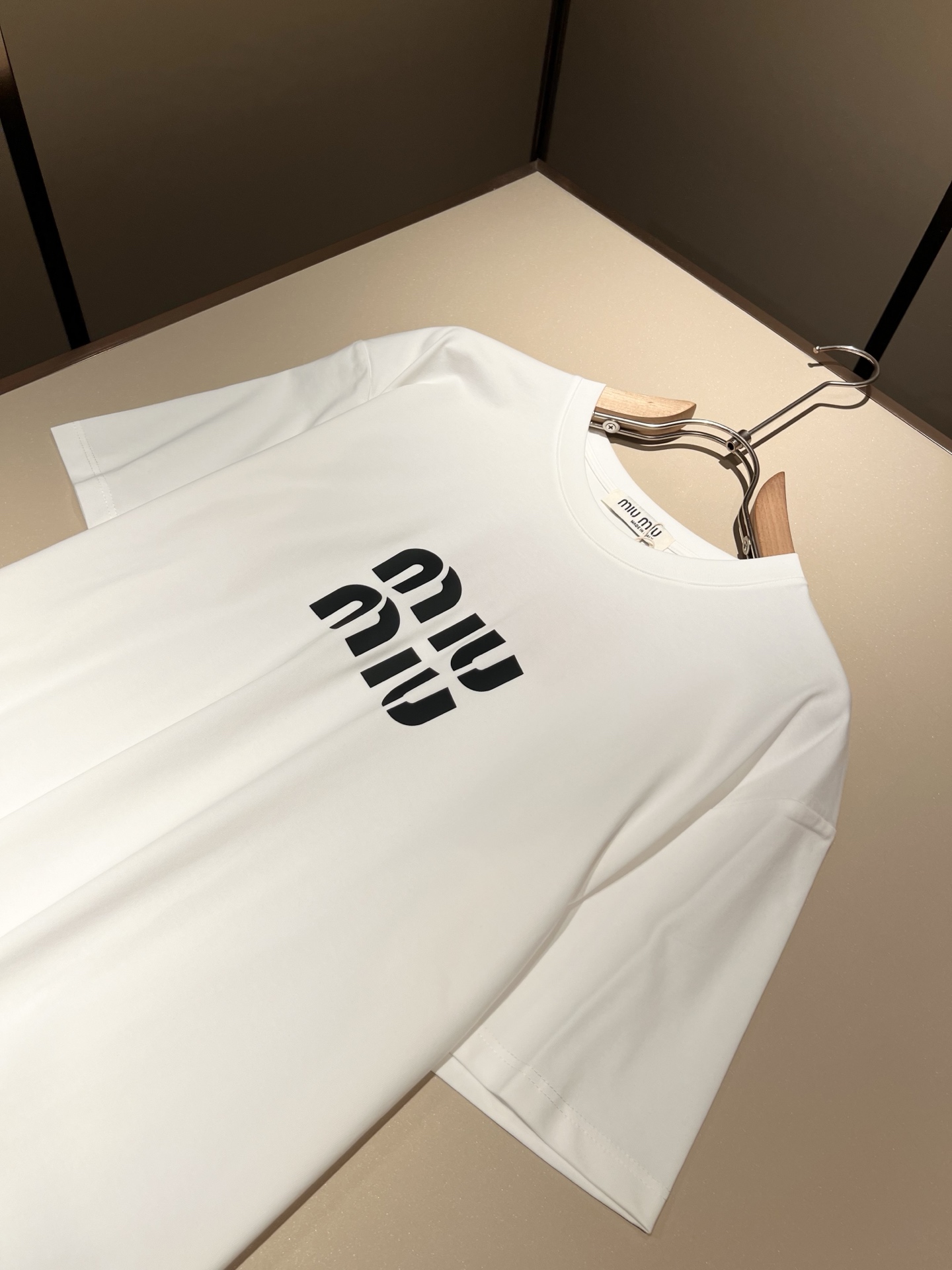   MIUMIU 谬谬2025春夏新款男女同款👫短袖T恤，品牌最新设计元素！既不单调也不复杂,恰到好处的